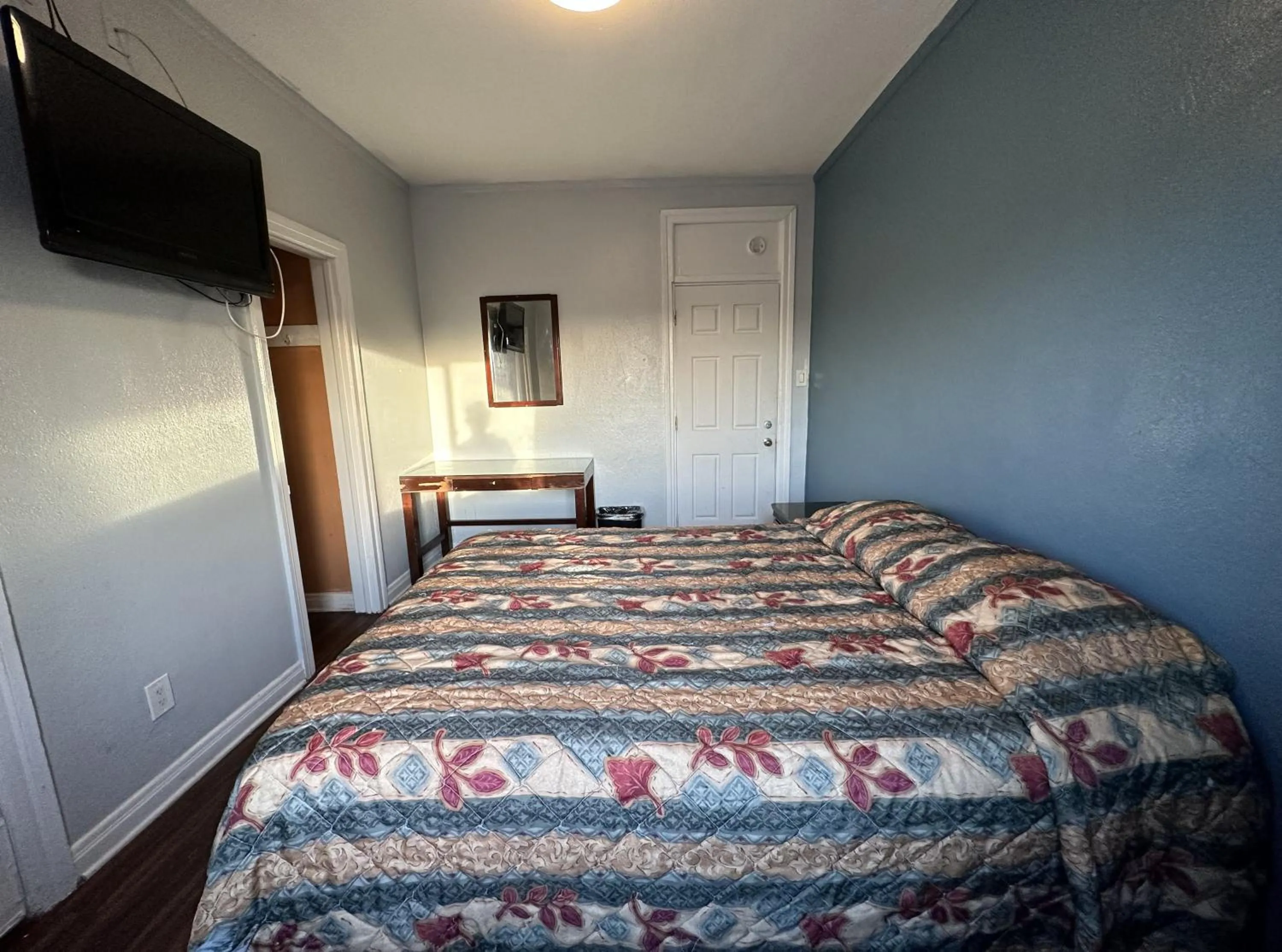 TV and multimedia, Bed in Unity Hotel - No Parking & Rooms Are Upstairs