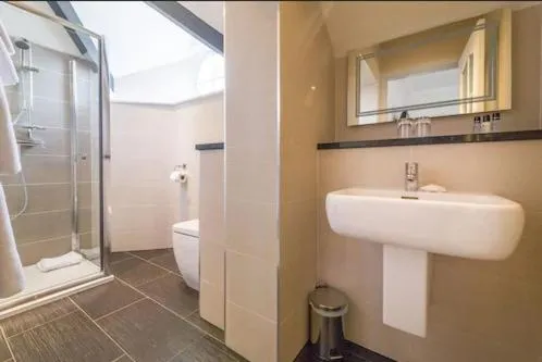 Bathroom in The Mount Country Manor Hotel & Golf Wolverhampton