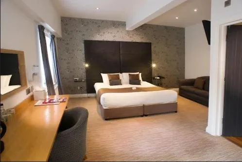 Bedroom, Bed in The Mount Country Manor Hotel & Golf Wolverhampton