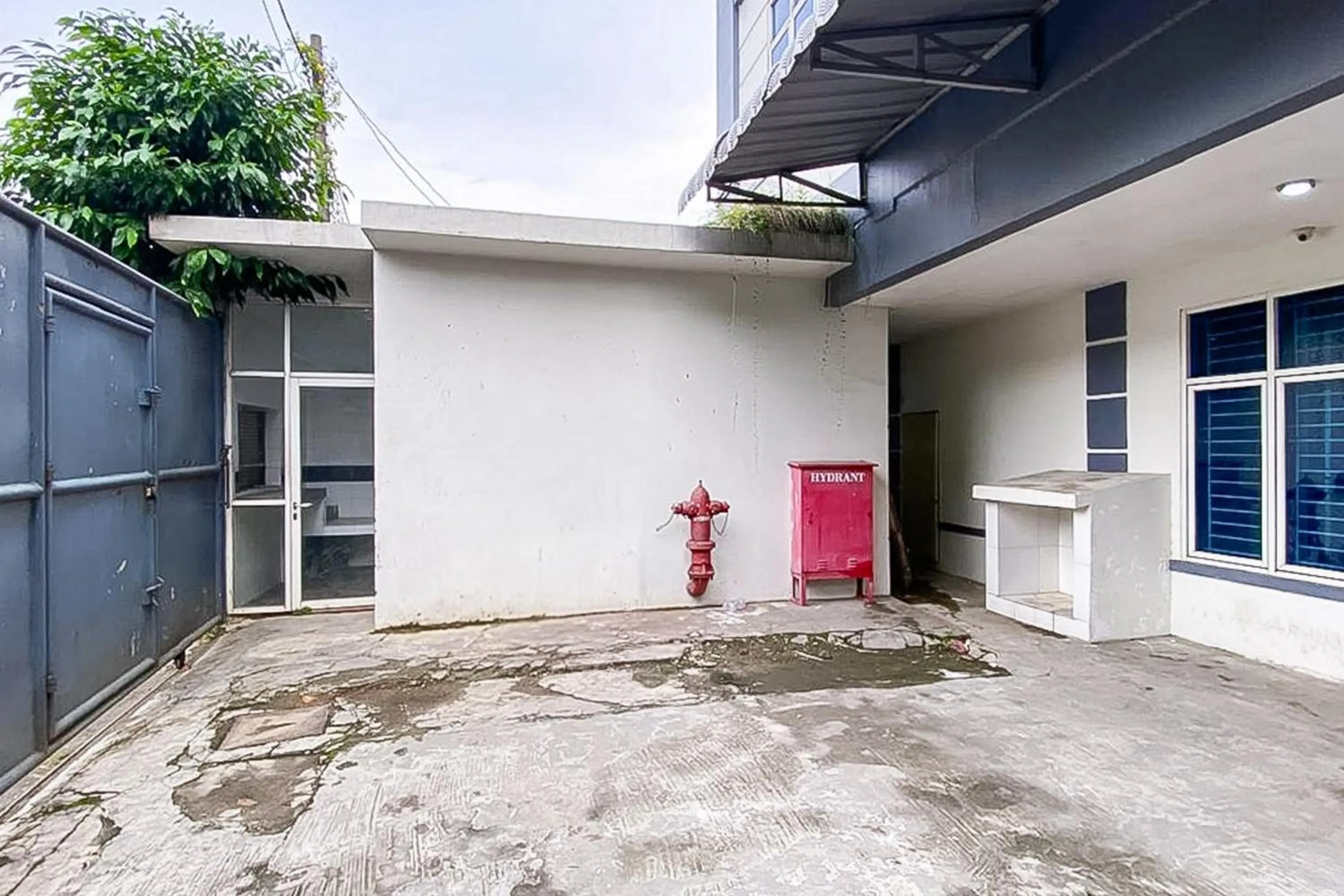 Parking in RedDoorz Hostel at FInest Medan