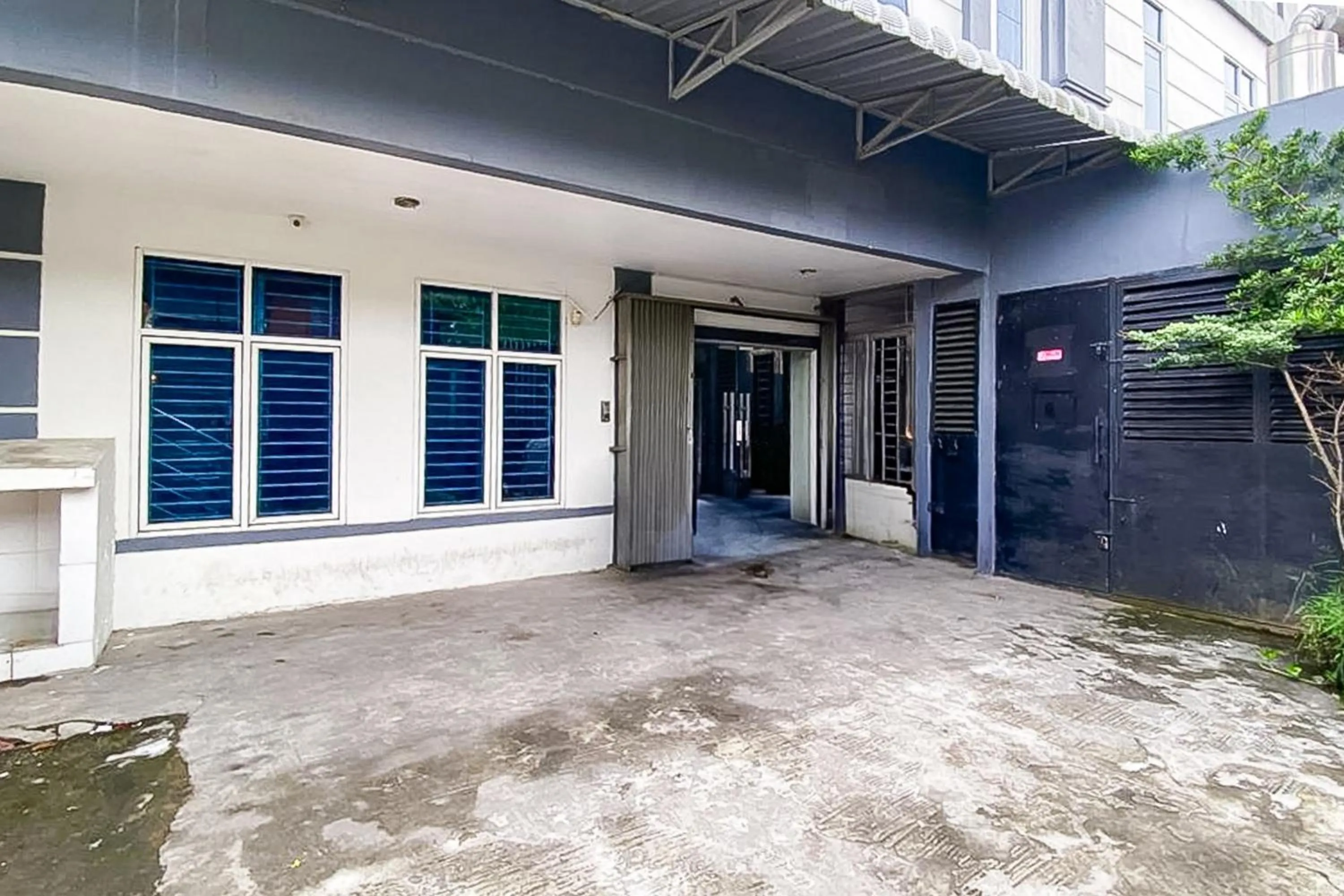 Facade/entrance in RedDoorz Hostel at FInest Medan