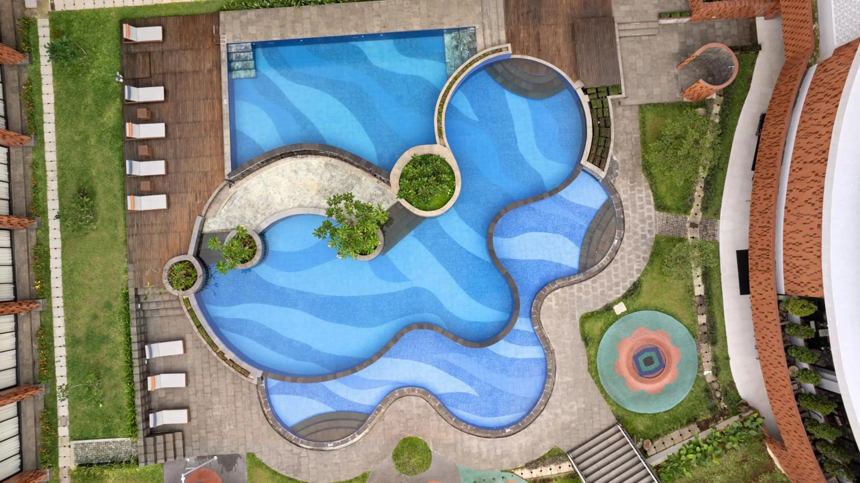 Swimming pool in Hotel Santika Premiere Linggarjati - Kuningan