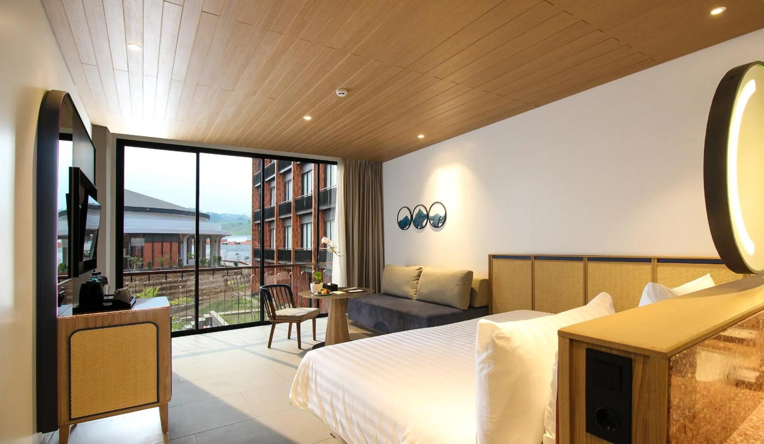 View (from property/room), Bed in Hotel Santika Premiere Linggarjati - Kuningan