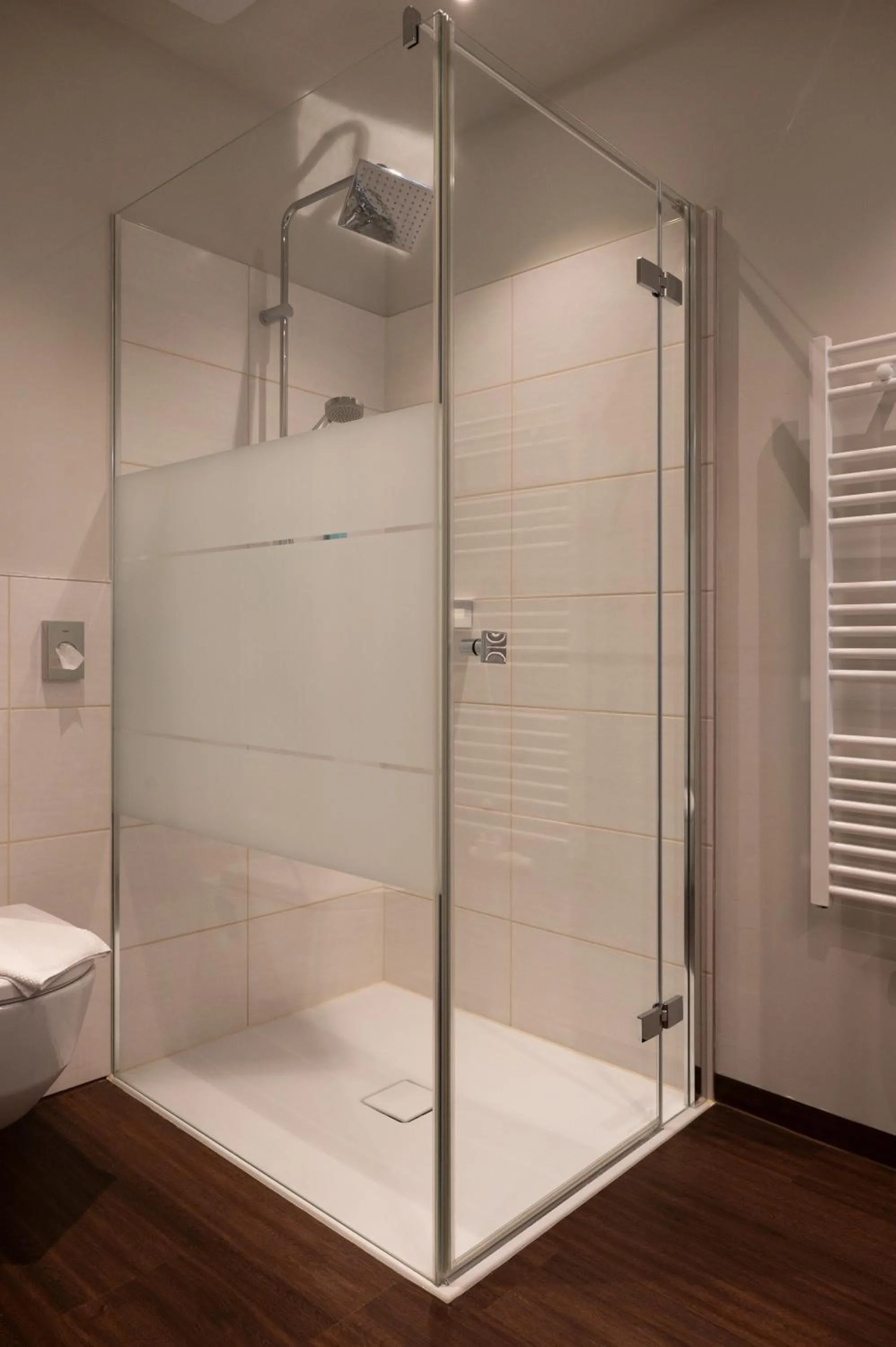 Shower in Nuhr Medical - Hotel & Restaurant - ab 2 Nächtigungen von 13 Feb - 15 Feb 2026 kostenlose Zimmer Dekoration & eine Flasche Sekt für den Valentinstag - Champagner & Kaviar Abend am 14 Feb 2026 um 18 Uhr