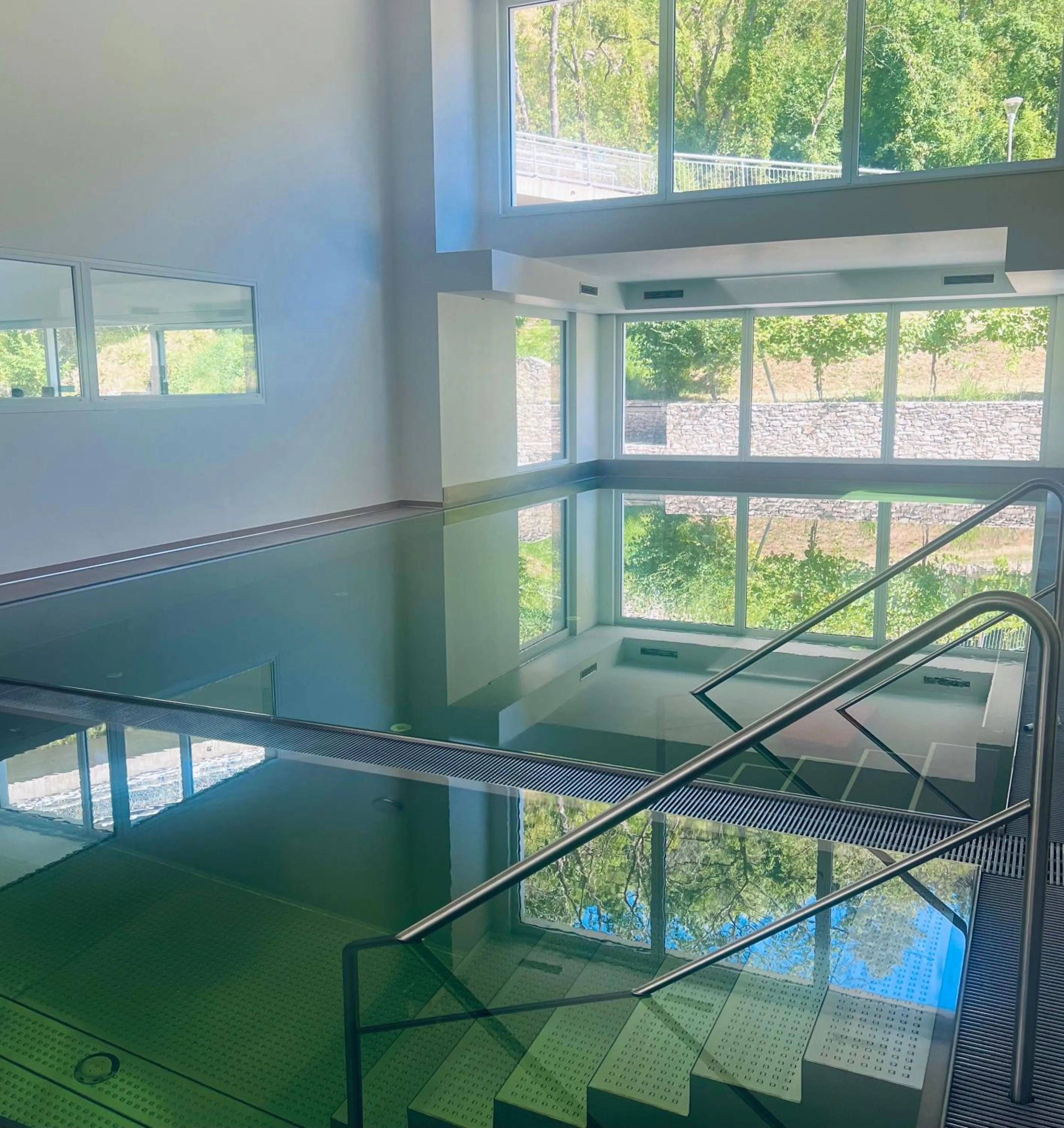 Swimming pool in Nuhr Medical - Hotel & Restaurant - ab 2 Nächtigungen von 13 Feb - 15 Feb 2026 kostenlose Zimmer Dekoration & eine Flasche Sekt für den Valentinstag - Champagner & Kaviar Abend am 14 Feb 2026 um 18 Uhr