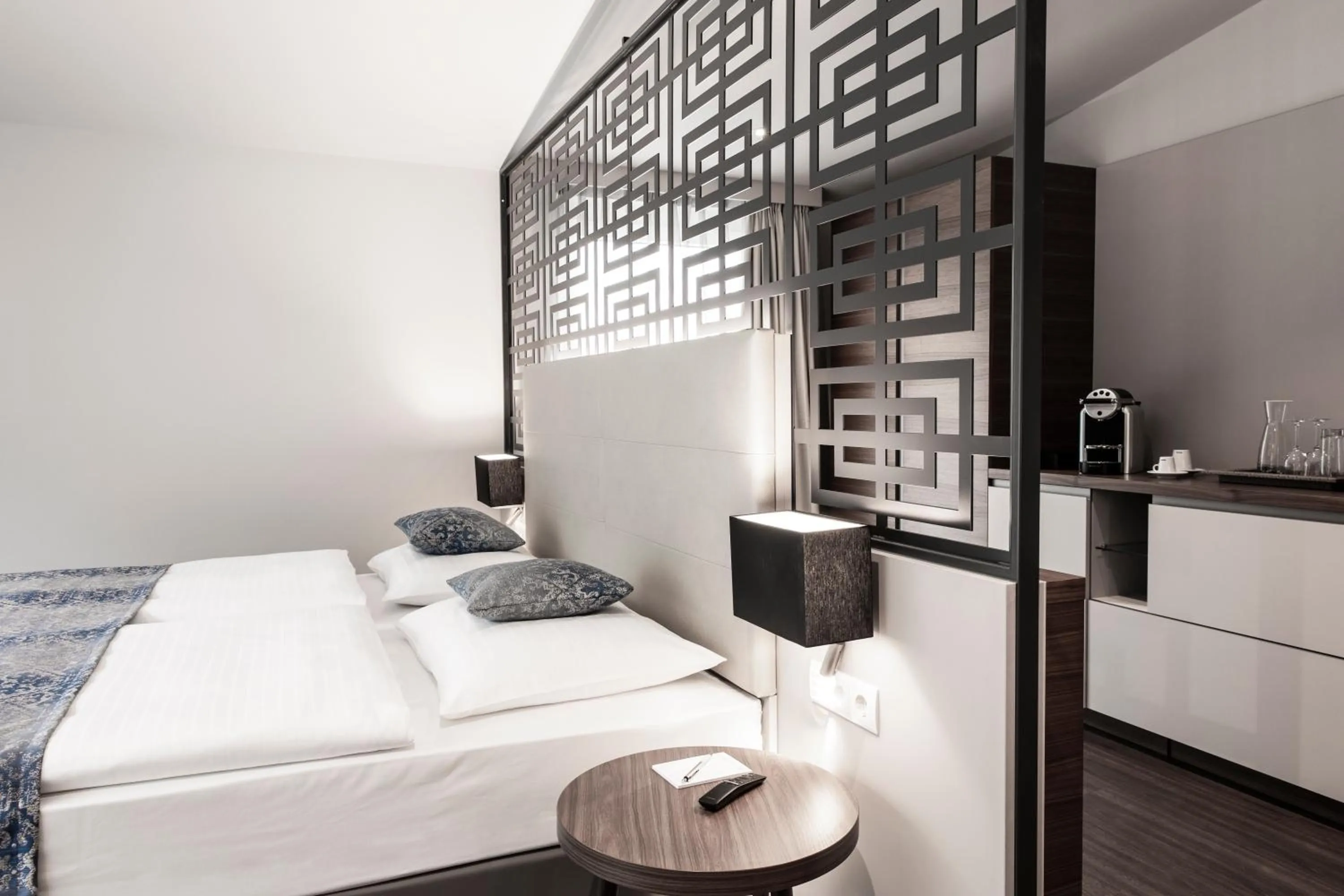 Bed in Nuhr Medical - Hotel & Restaurant - ab 2 Nächtigungen von 13 Feb - 15 Feb 2026 kostenlose Zimmer Dekoration & eine Flasche Sekt für den Valentinstag - Champagner & Kaviar Abend am 14 Feb 2026 um 18 Uhr