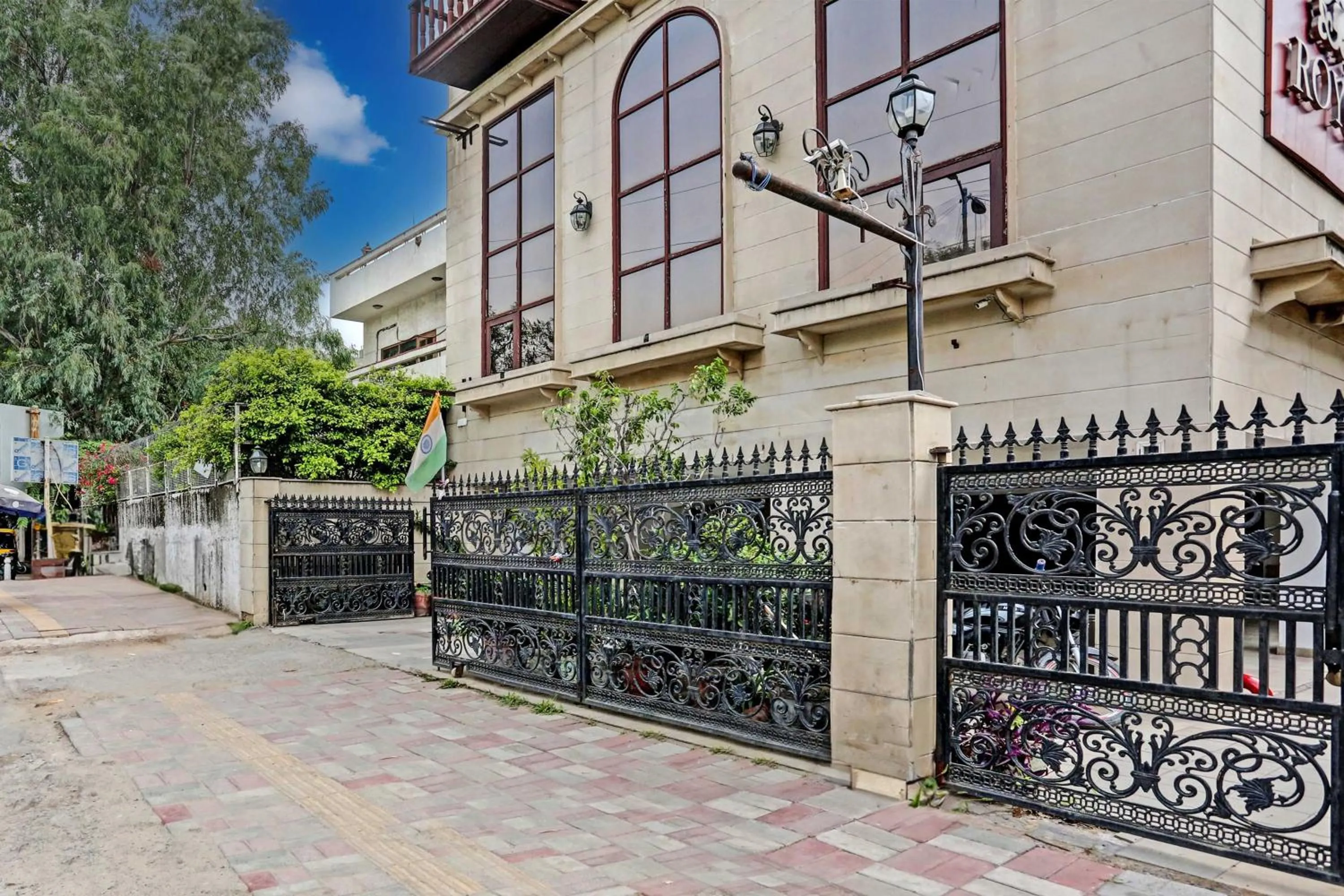 Facade/entrance in Townhouse The Royce New Friends Colony