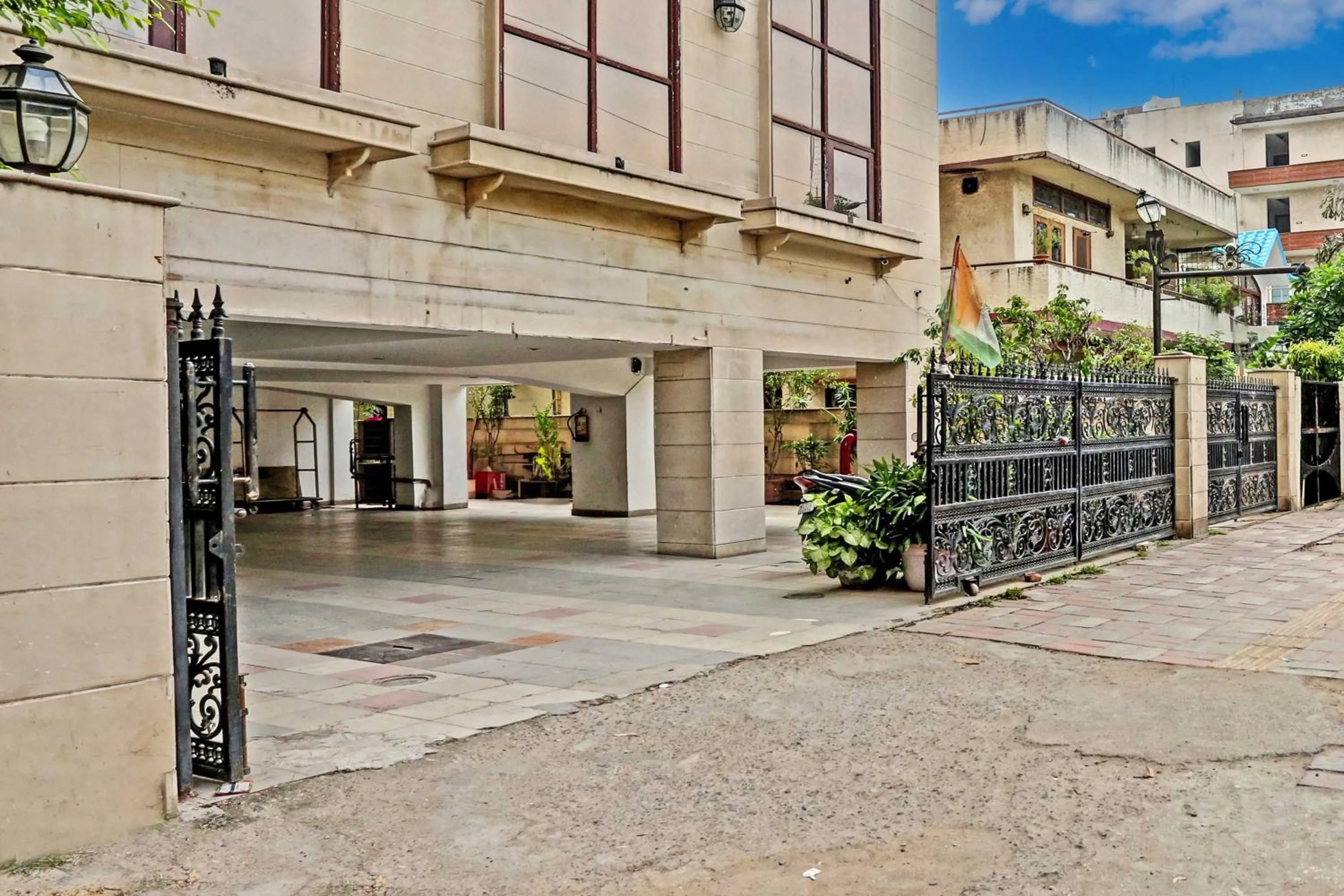 Facade/entrance in Townhouse The Royce New Friends Colony