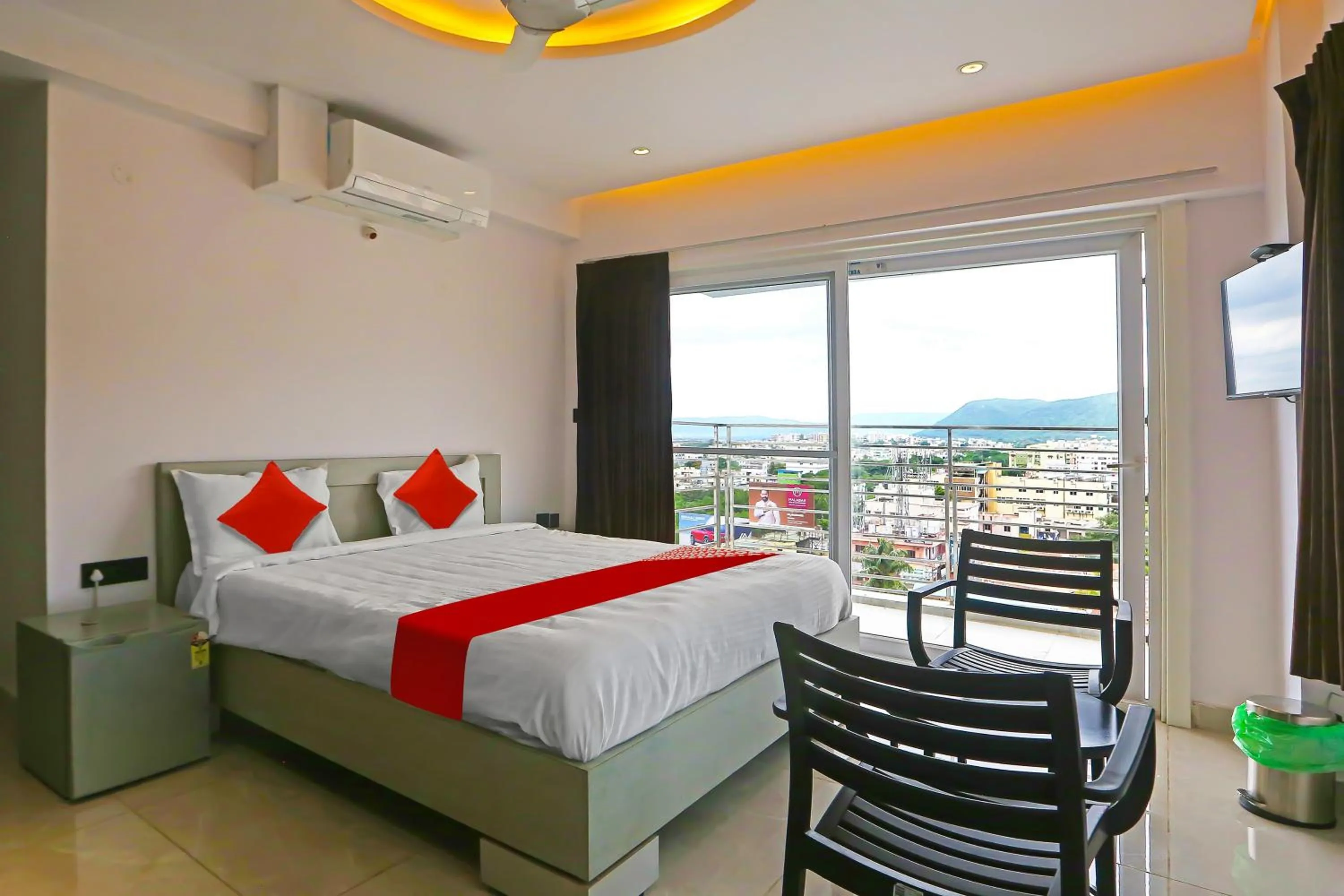 Bedroom, Bed in Super Hotel O Botcha Convection