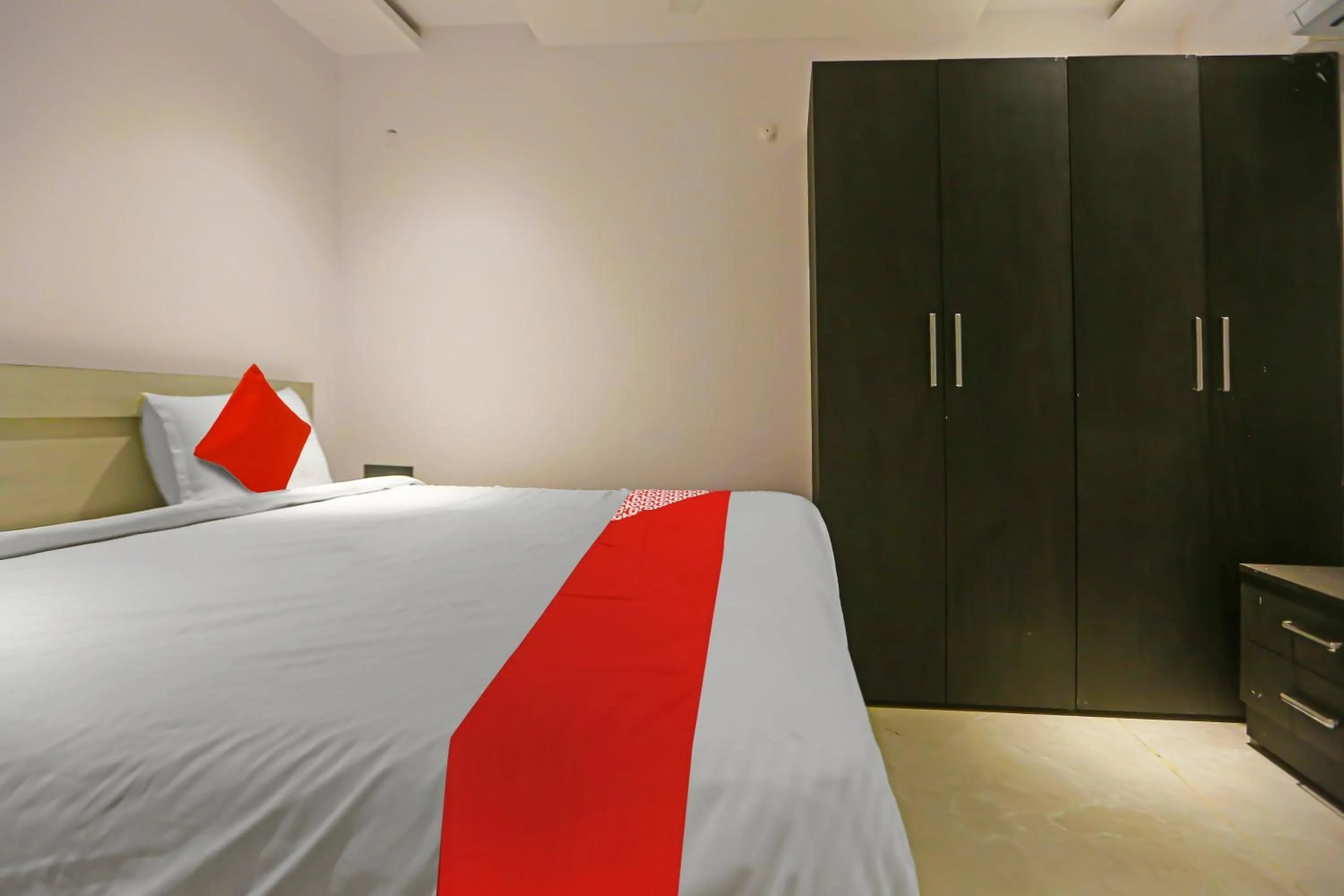 Bedroom, Bed in Super Hotel O Botcha Convection