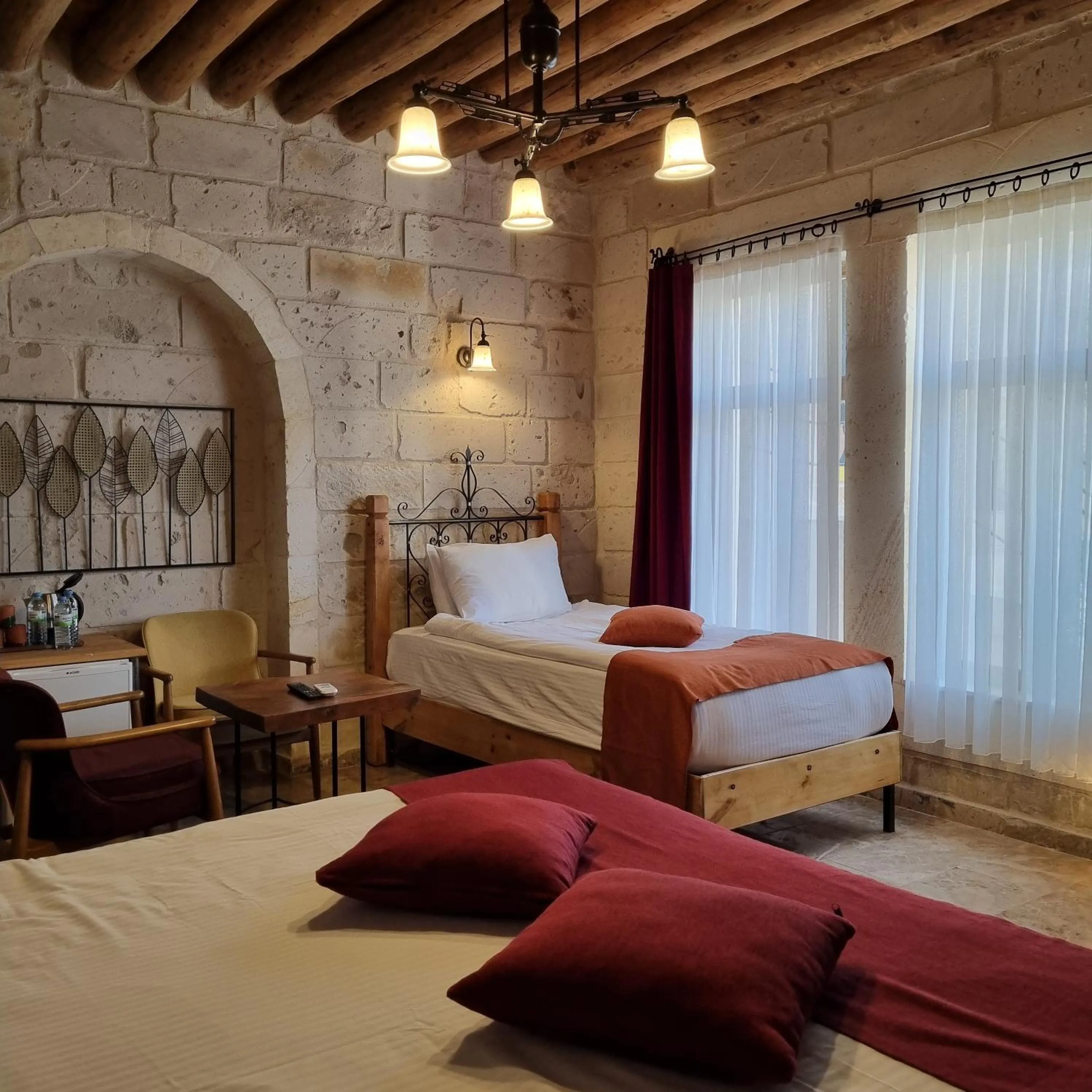 Photo of the whole room, Bed in Peruna Cave