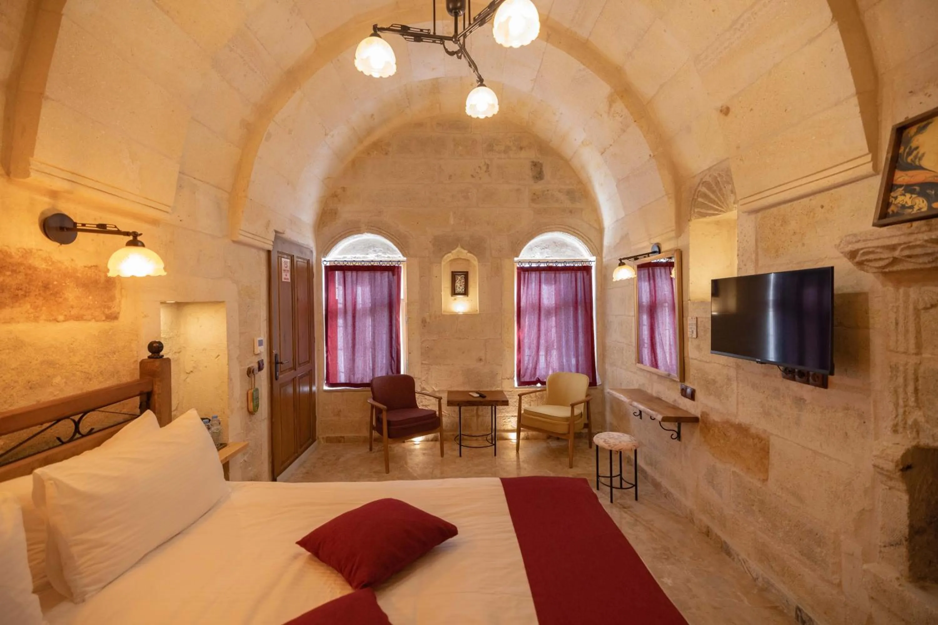 Photo of the whole room, Bed in Peruna Cave