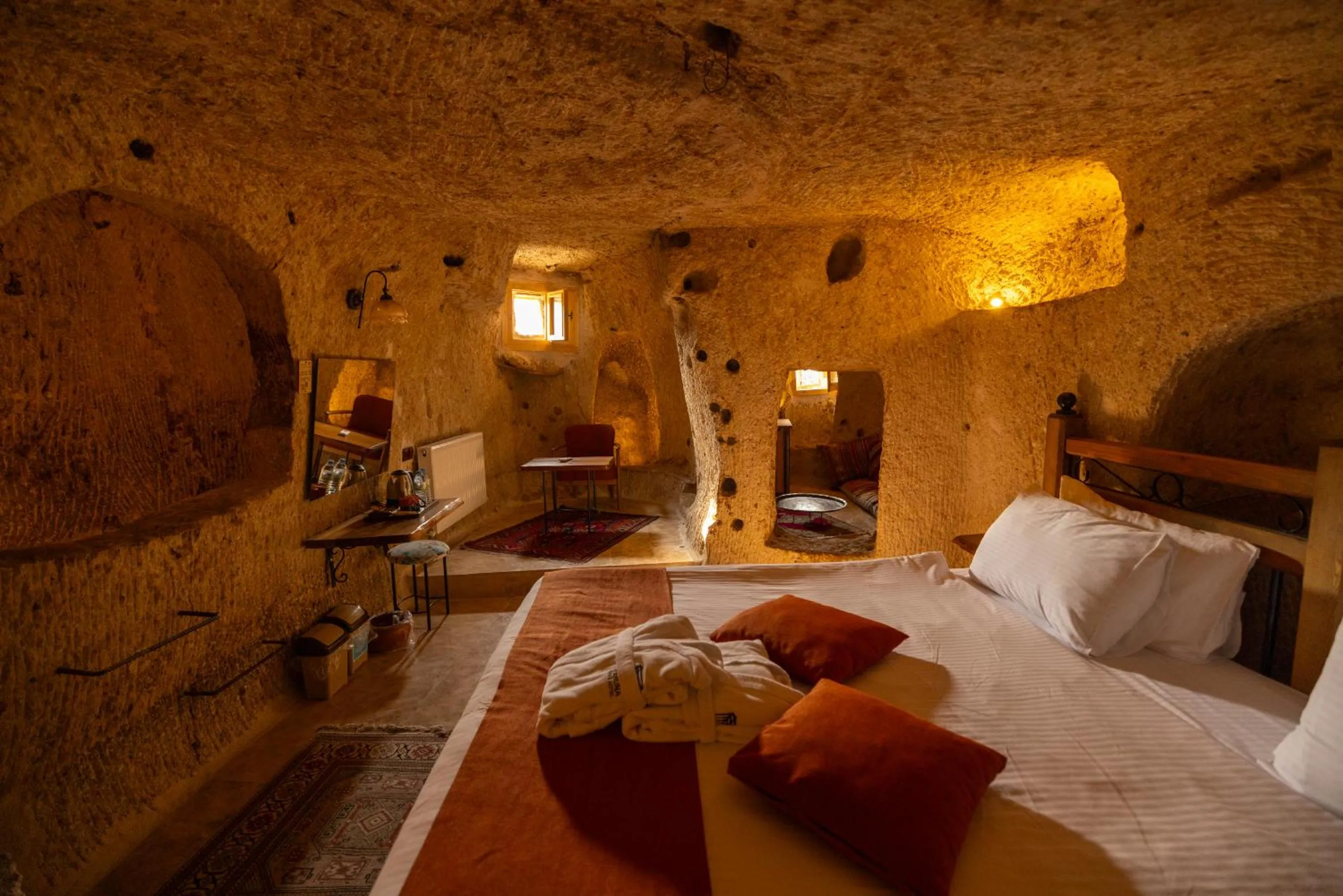 Photo of the whole room, Bed in Peruna Cave