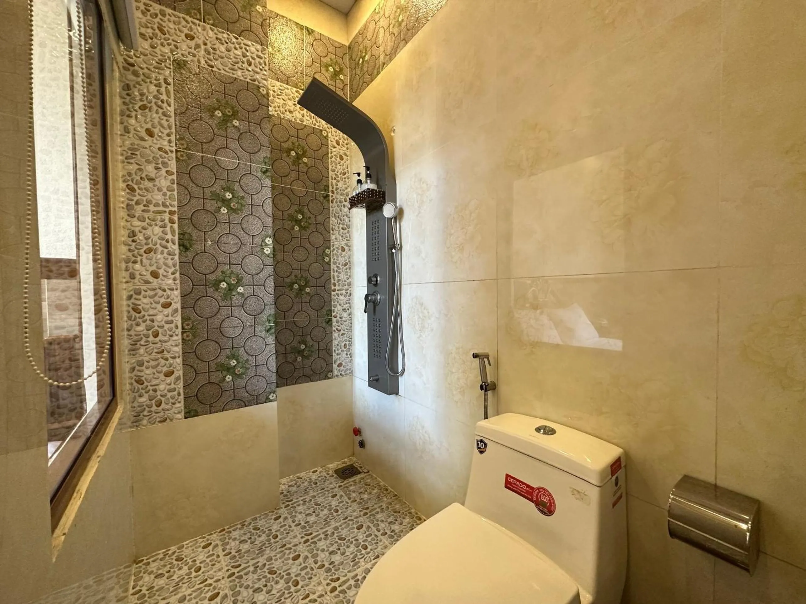 Bathroom in Capital O 1198 Dinh Loan Hotel