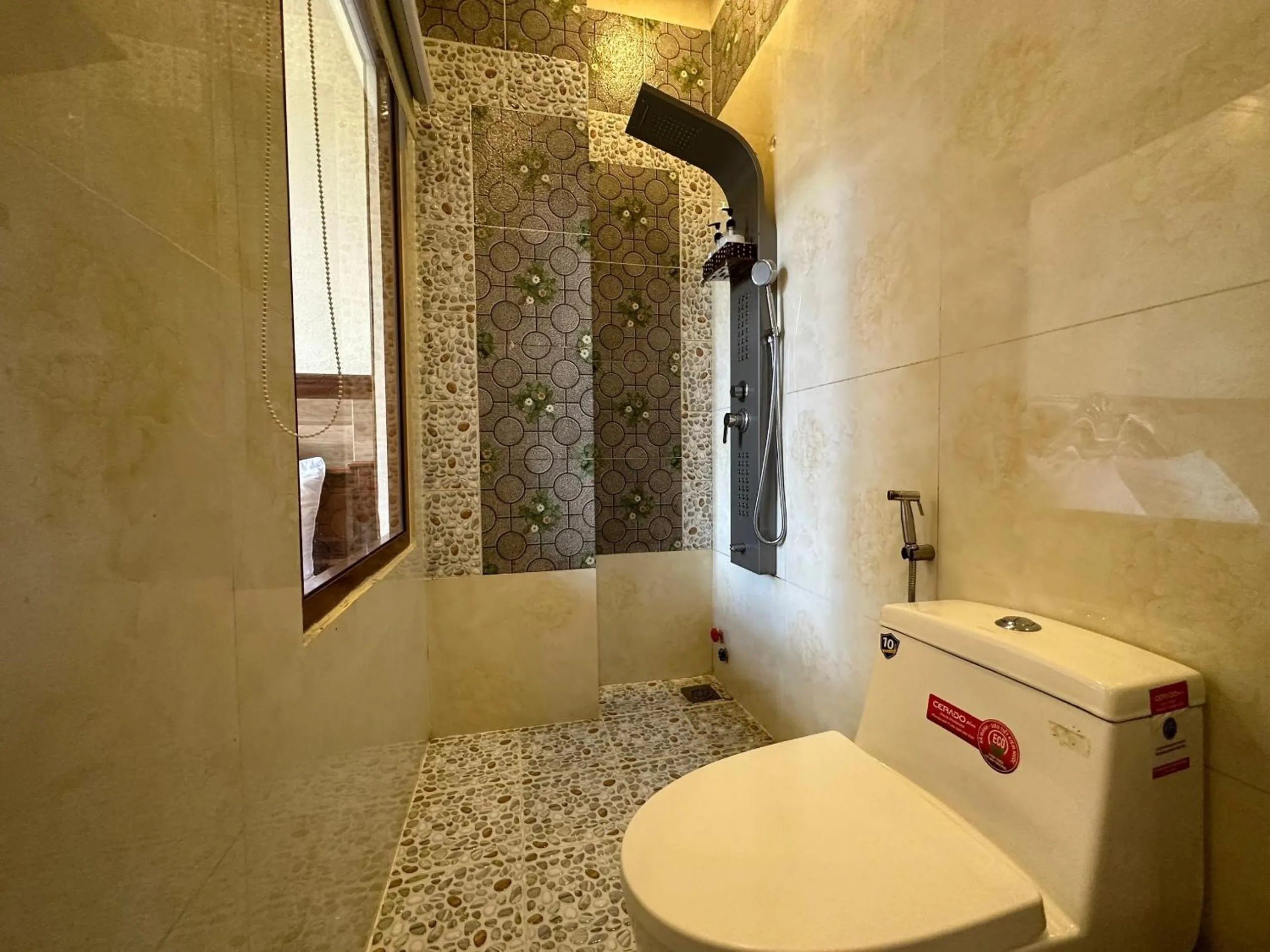 Bathroom in Capital O 1198 Dinh Loan Hotel