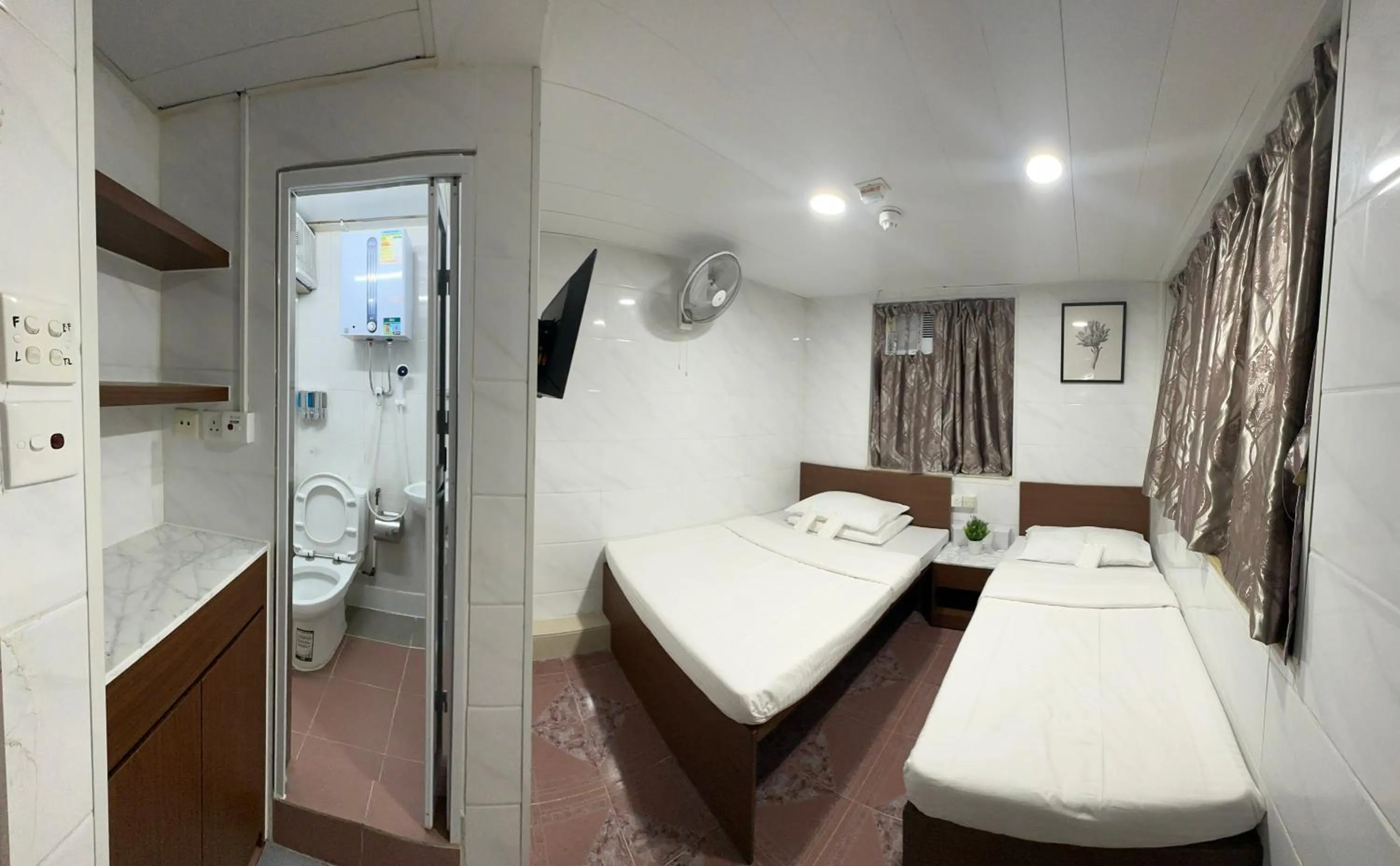 Photo of the whole room, Bed in Mandarin Guest House