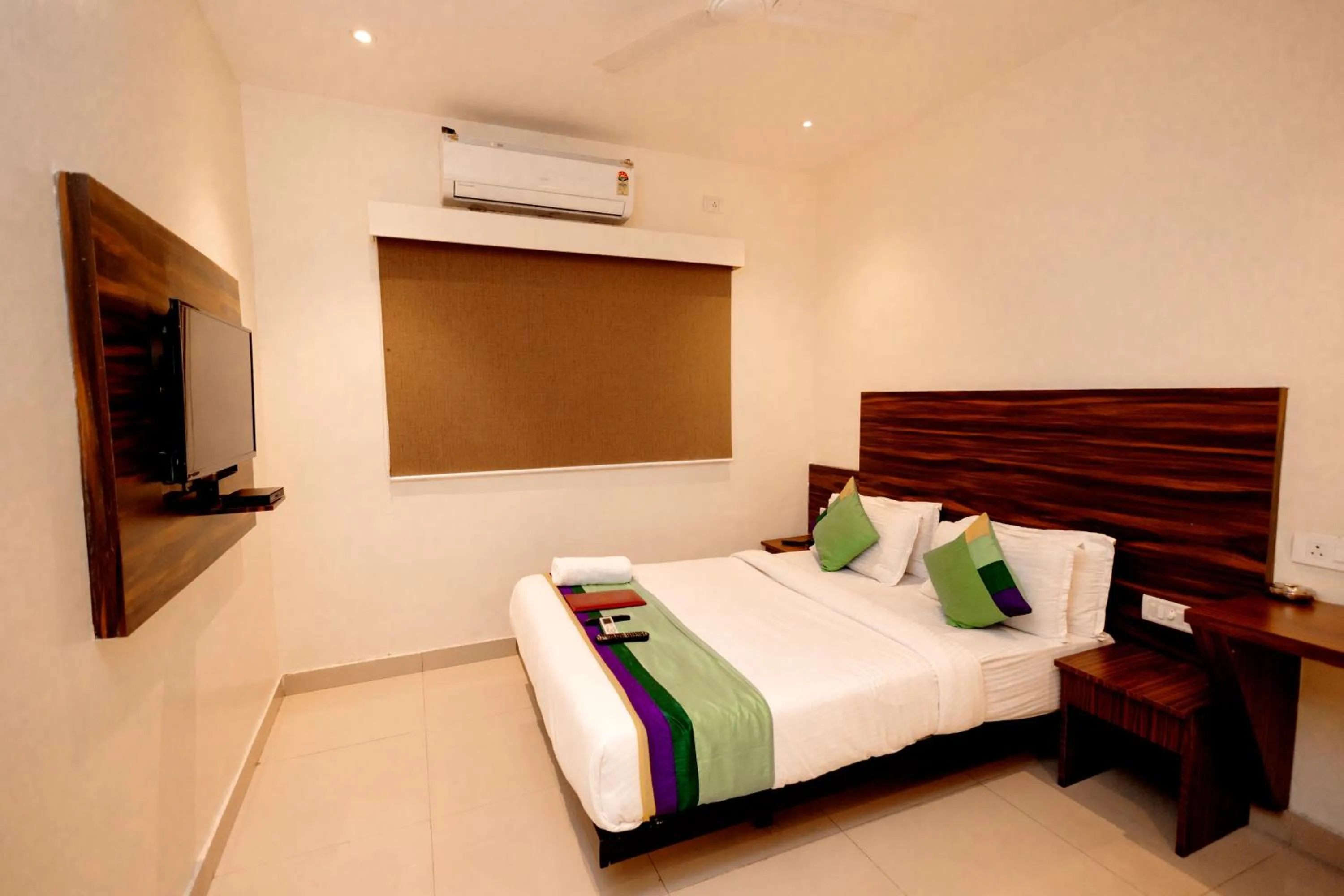 Bedroom, Bed in HOTEL GOLDEN TULIPZ