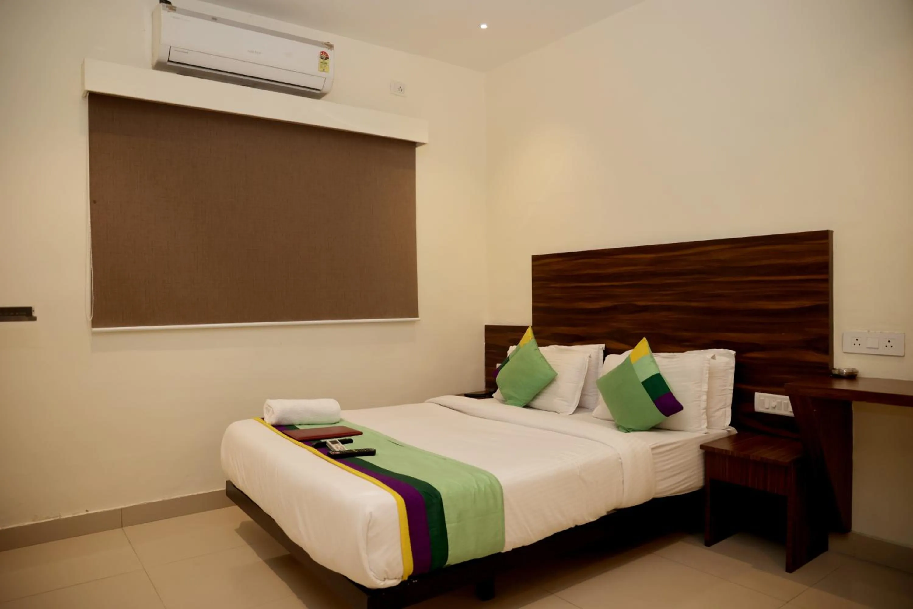 Bedroom, Bed in HOTEL GOLDEN TULIPZ