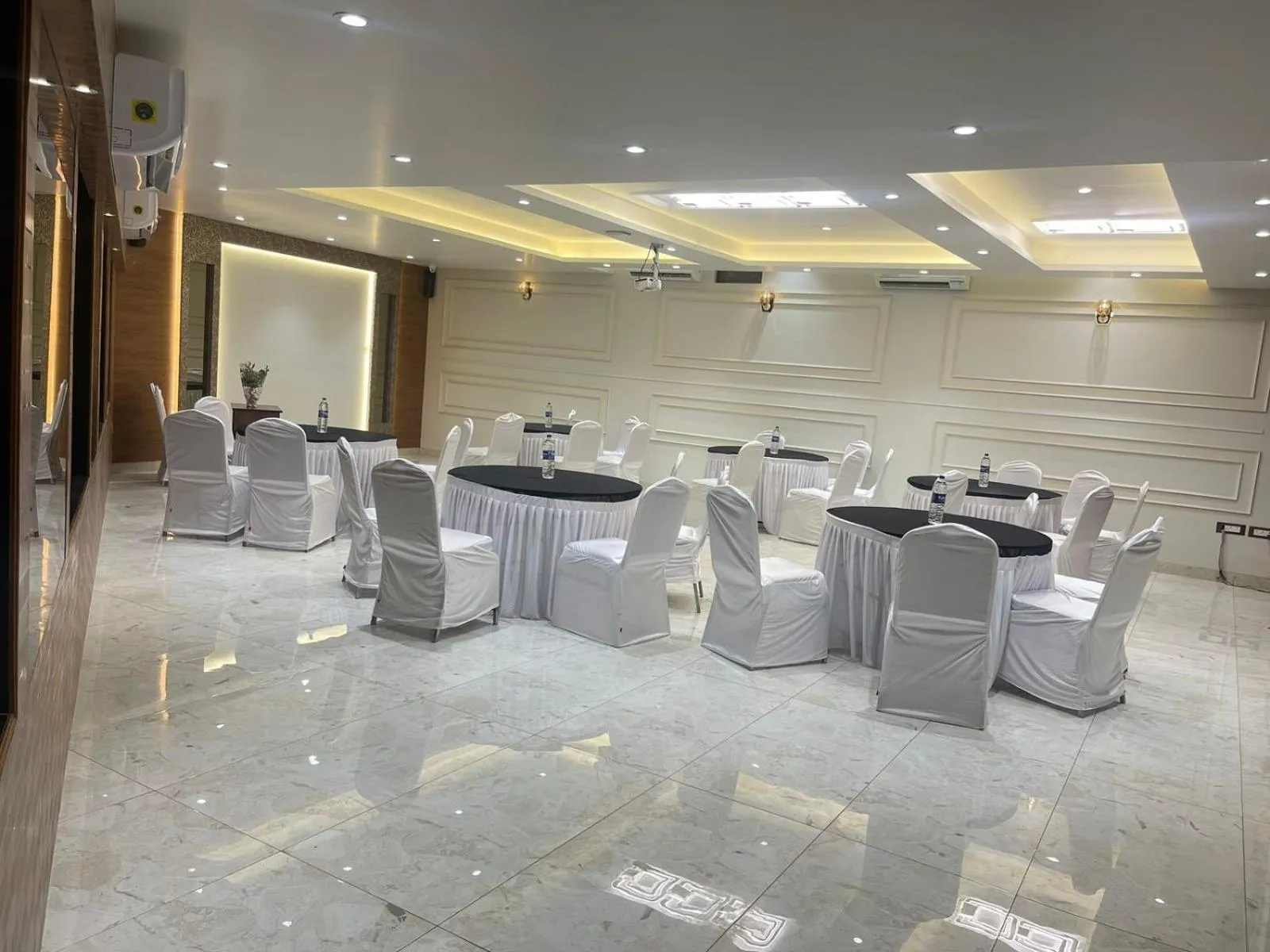 Restaurant/places to eat in HOTEL GOLDEN TULIPZ