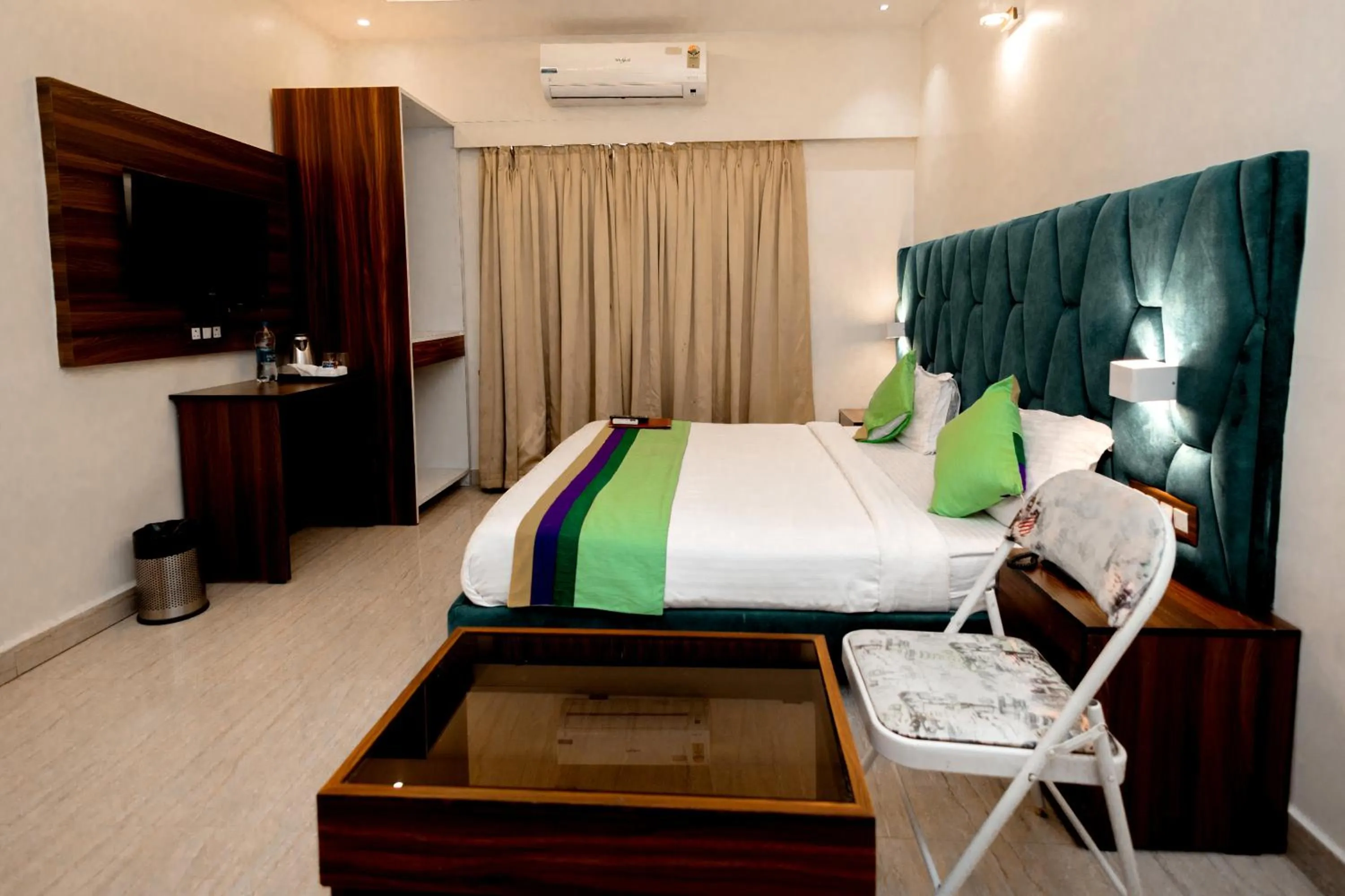 Bed in HOTEL GOLDEN TULIPZ