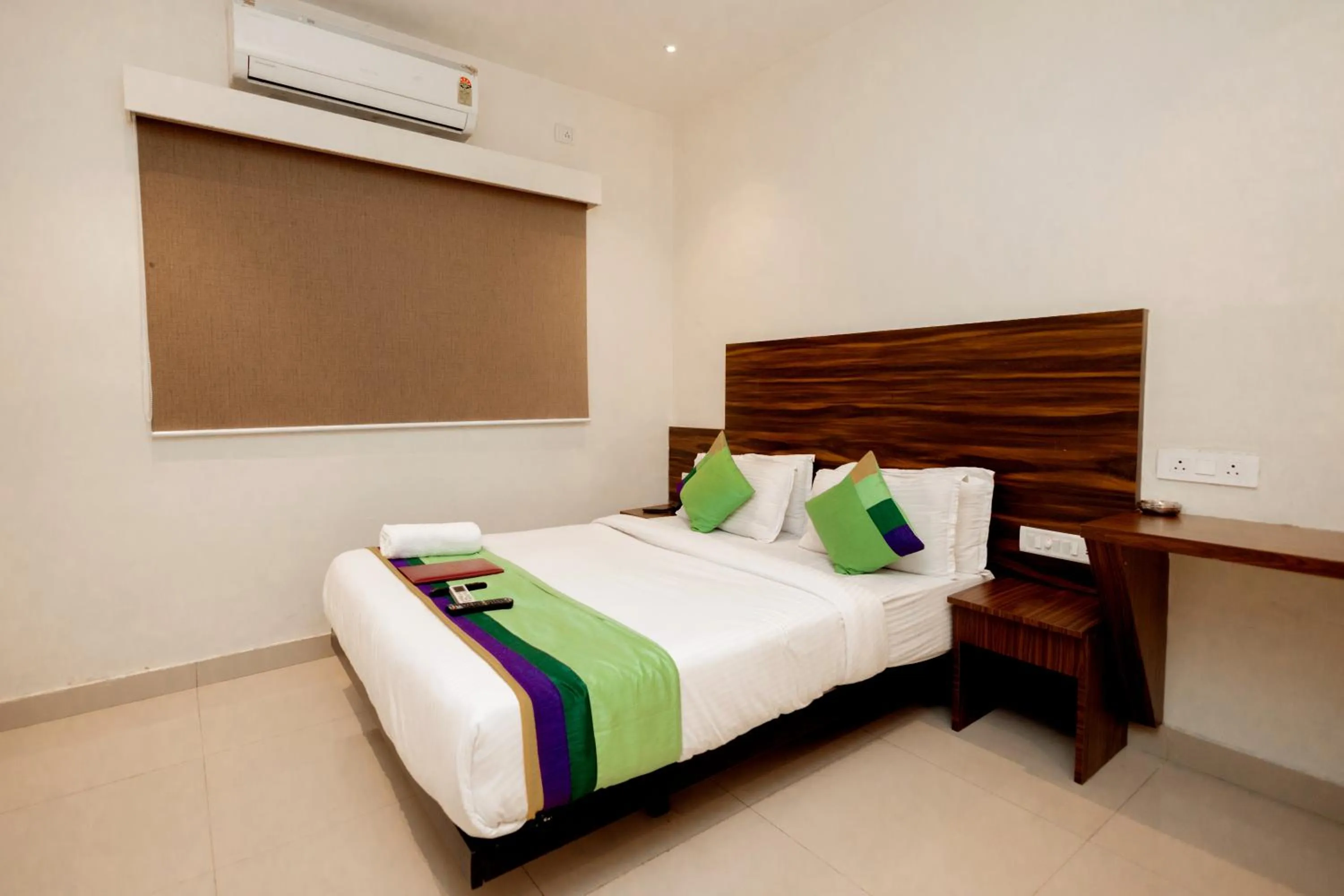 Bedroom, Bed in HOTEL GOLDEN TULIPZ