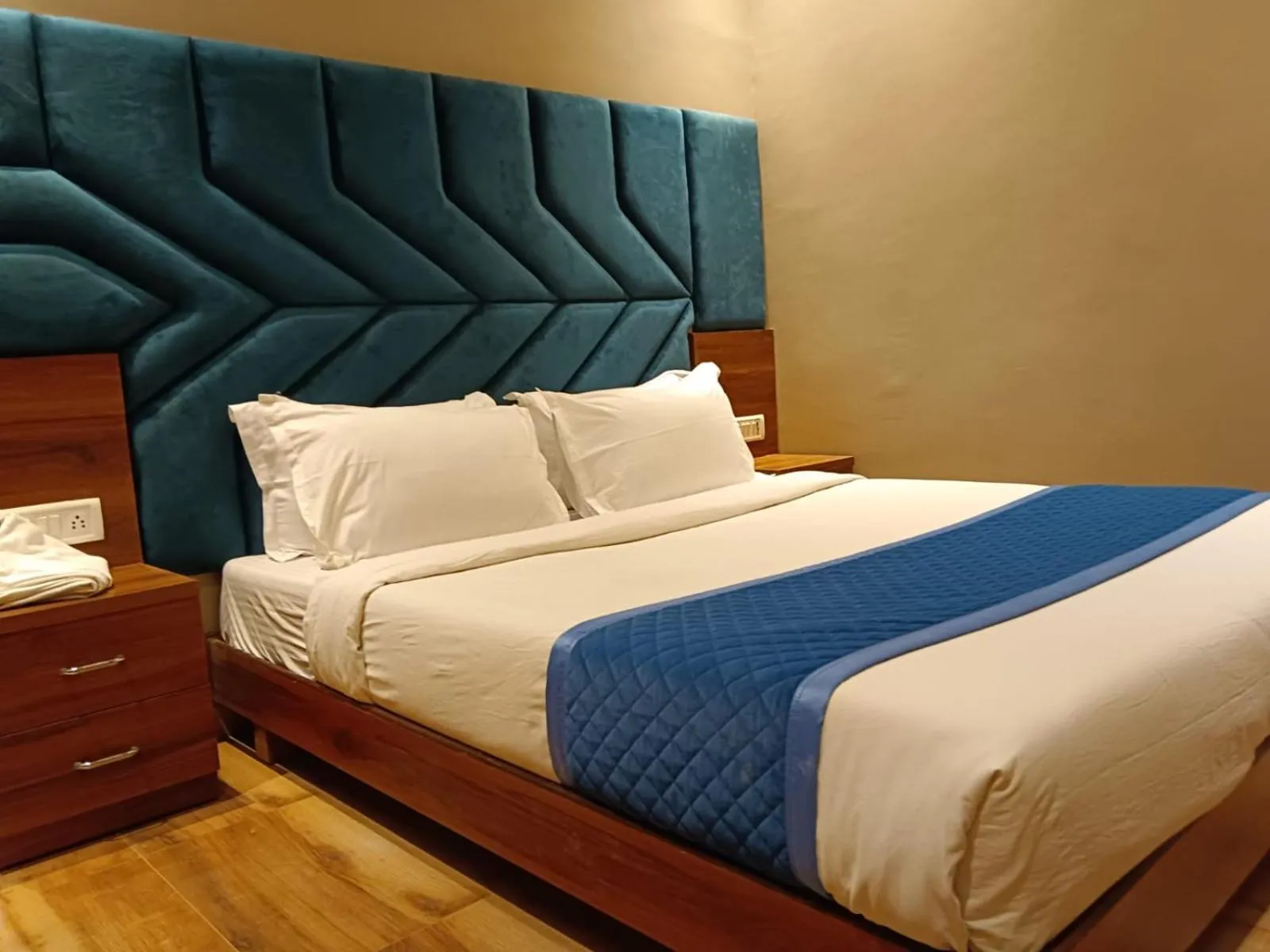 Bed in HOTEL GOLDEN TULIPZ