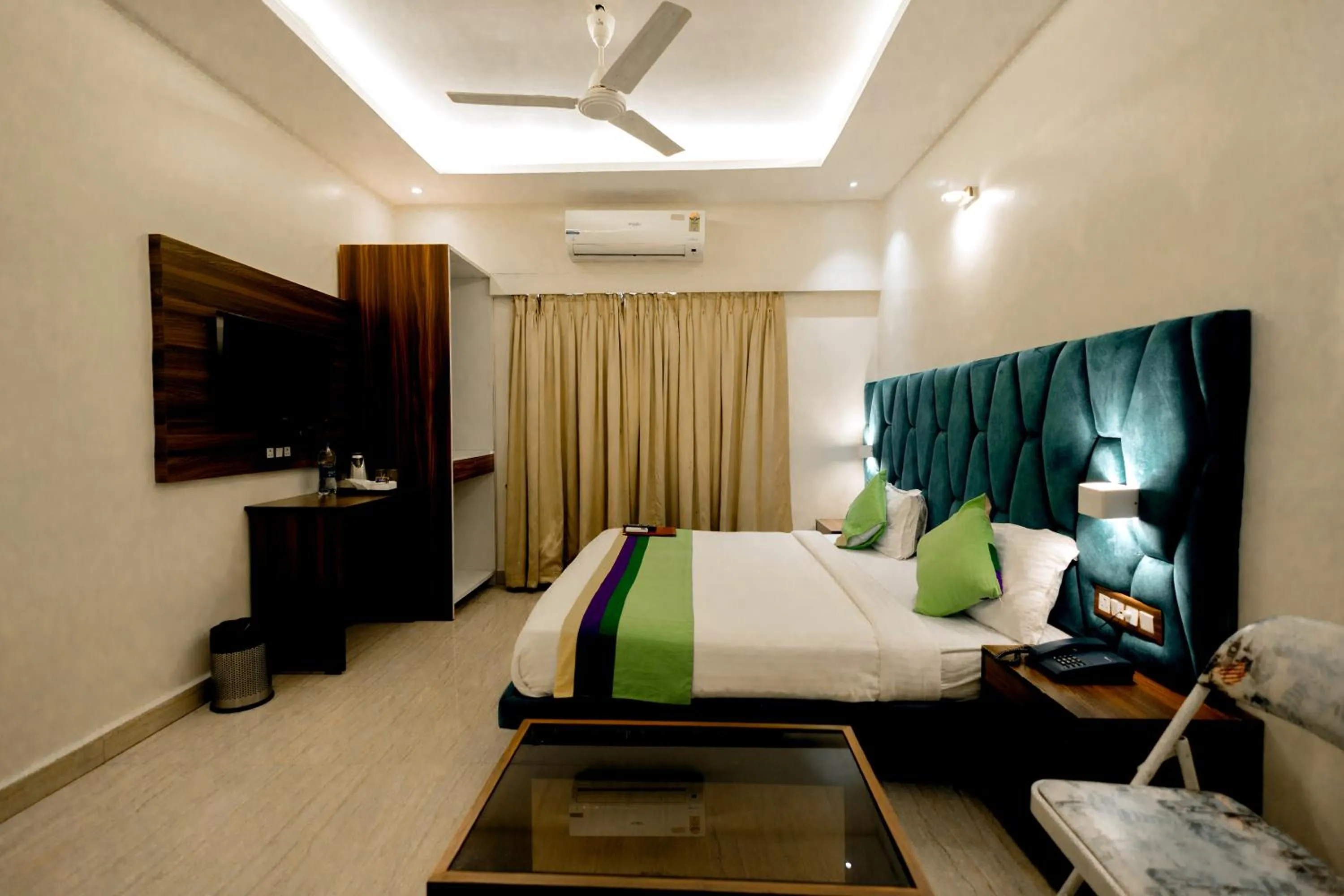 Bed in HOTEL GOLDEN TULIPZ