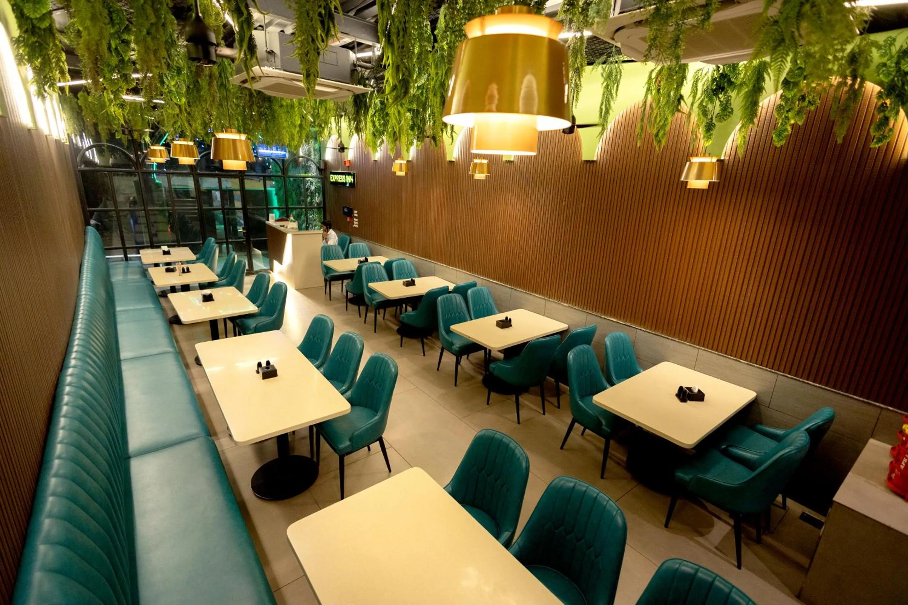 Restaurant/places to eat in HOTEL GOLDEN TULIPZ