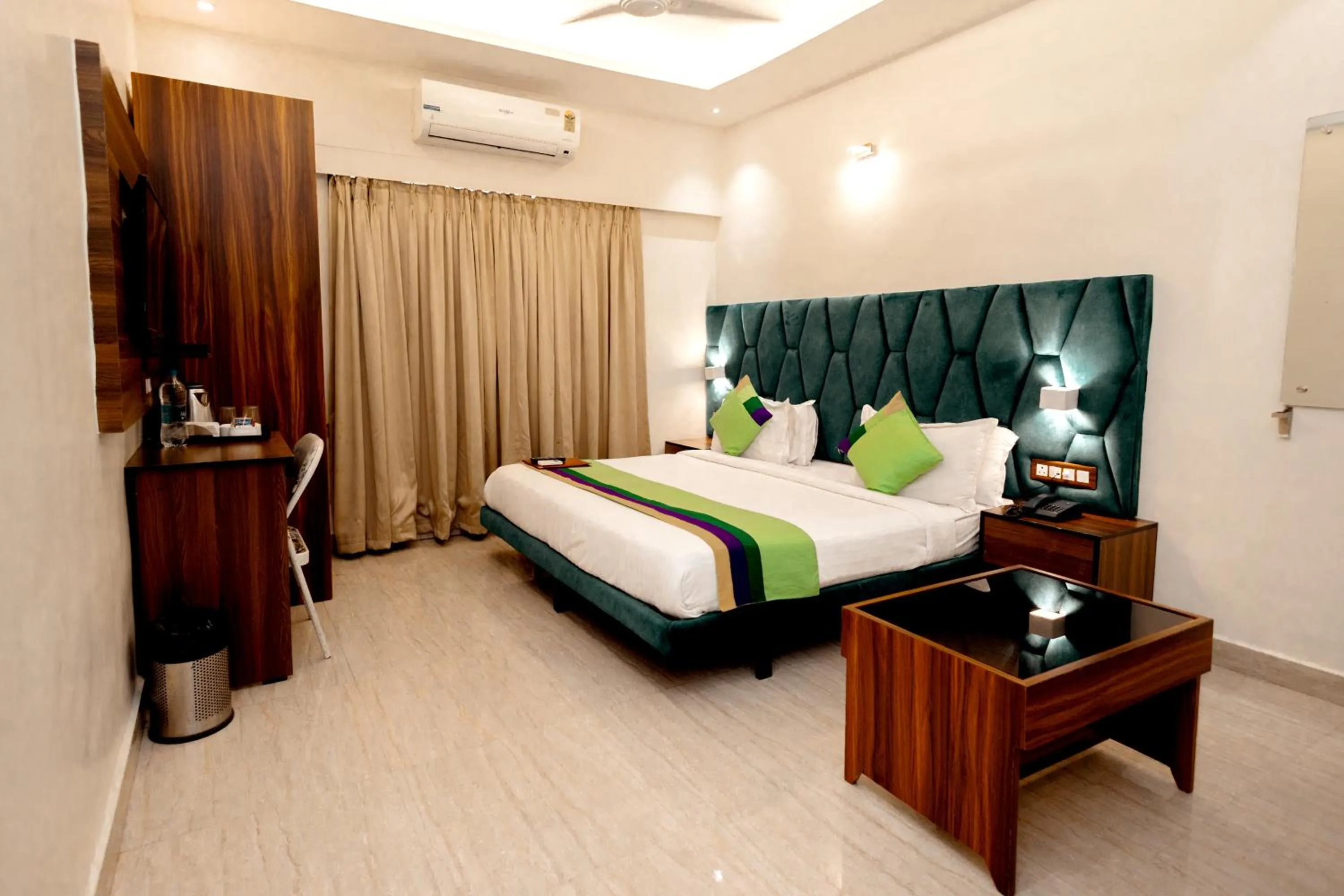 Bed in HOTEL GOLDEN TULIPZ