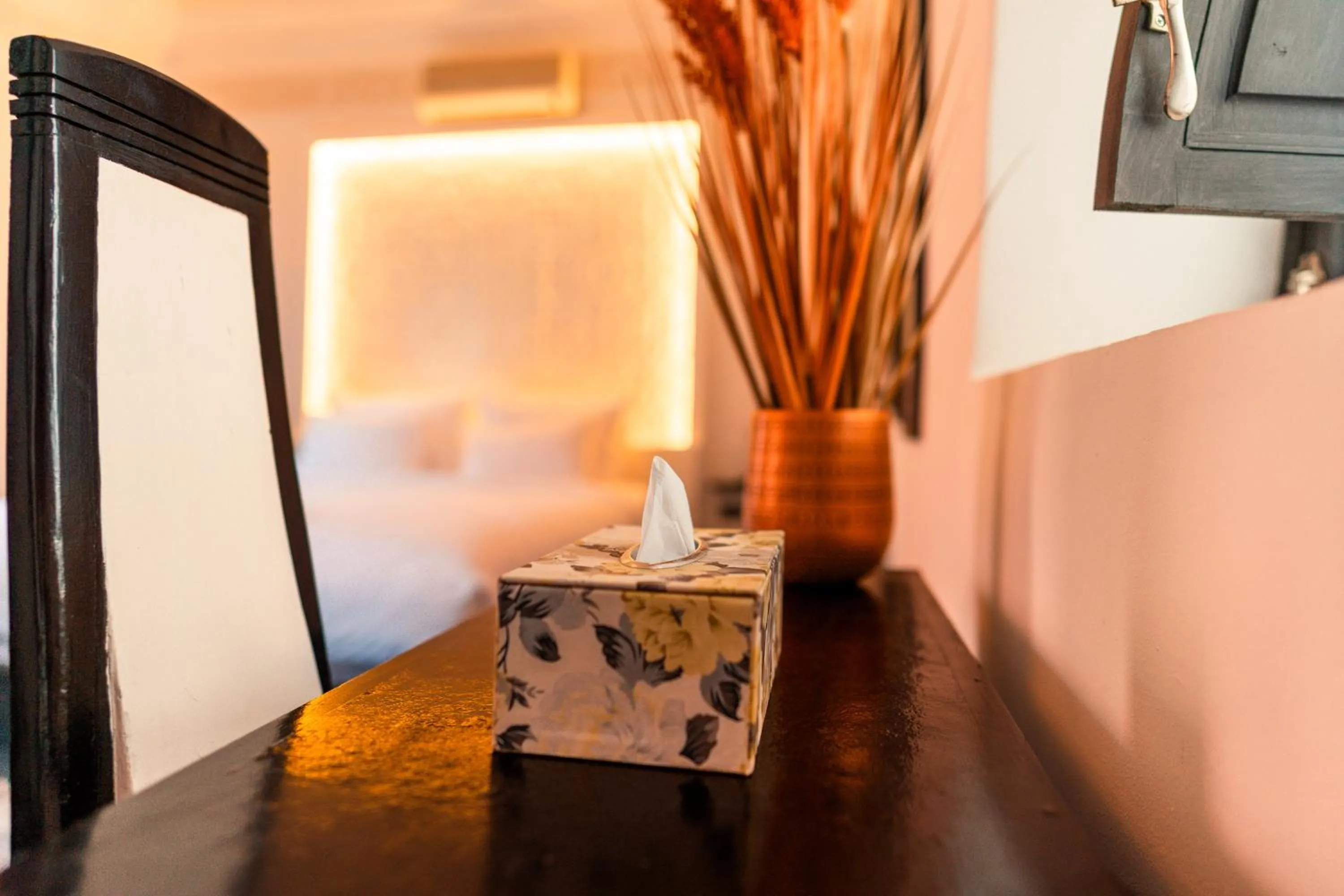Seating area, Bed in Riad L'ECOLE