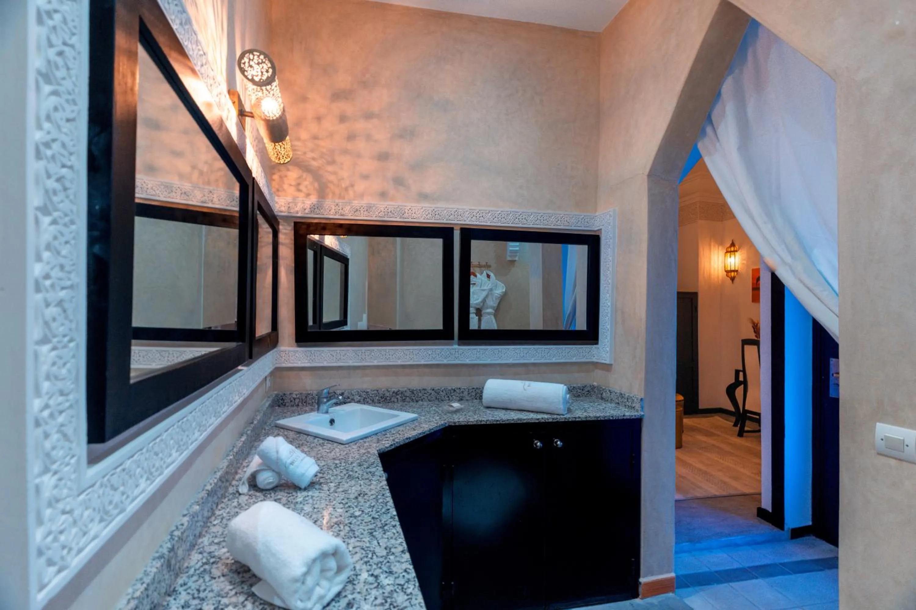 Bathroom, Bed in Riad L'ECOLE