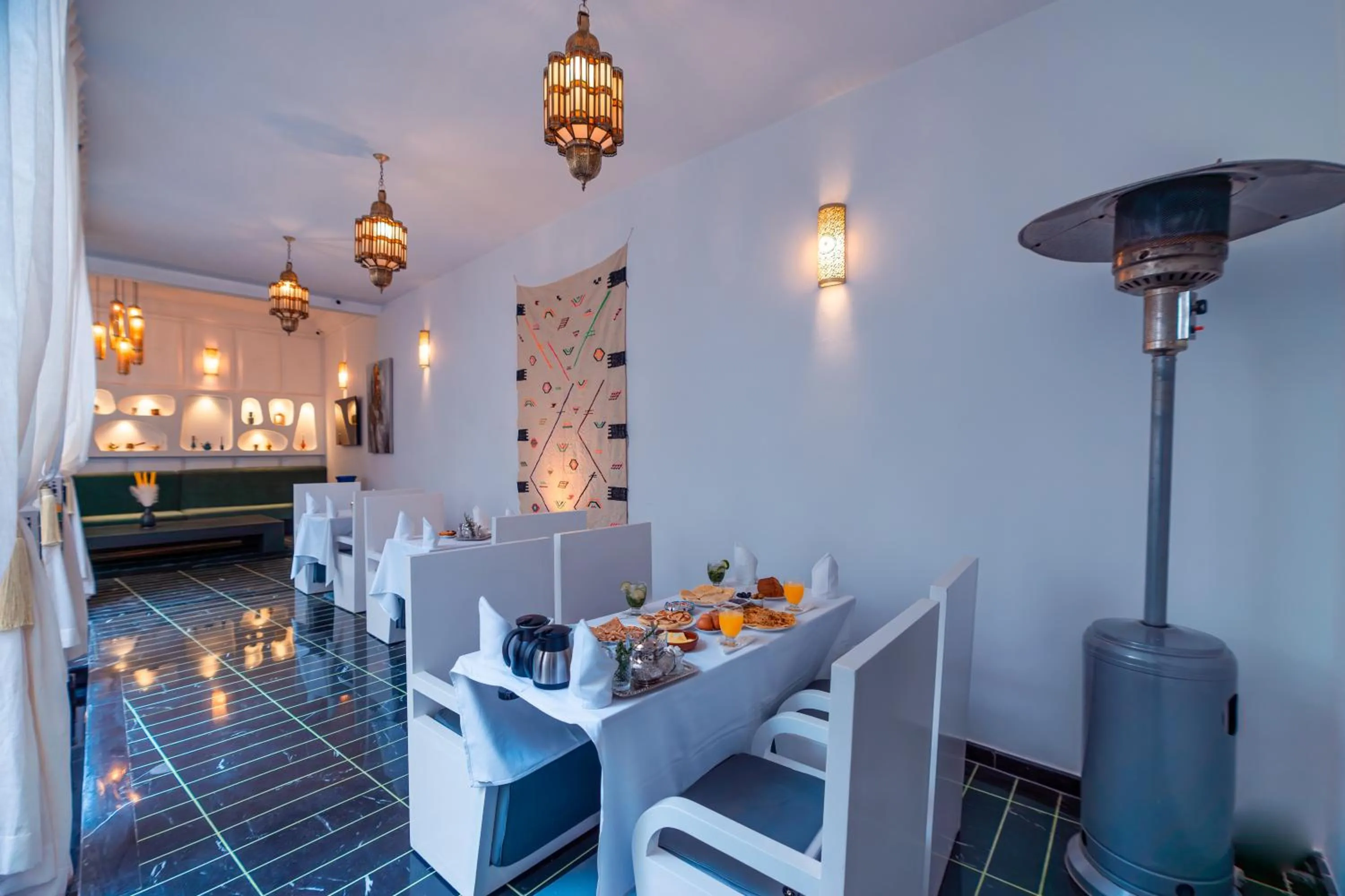 Restaurant/places to eat in Riad L'ECOLE