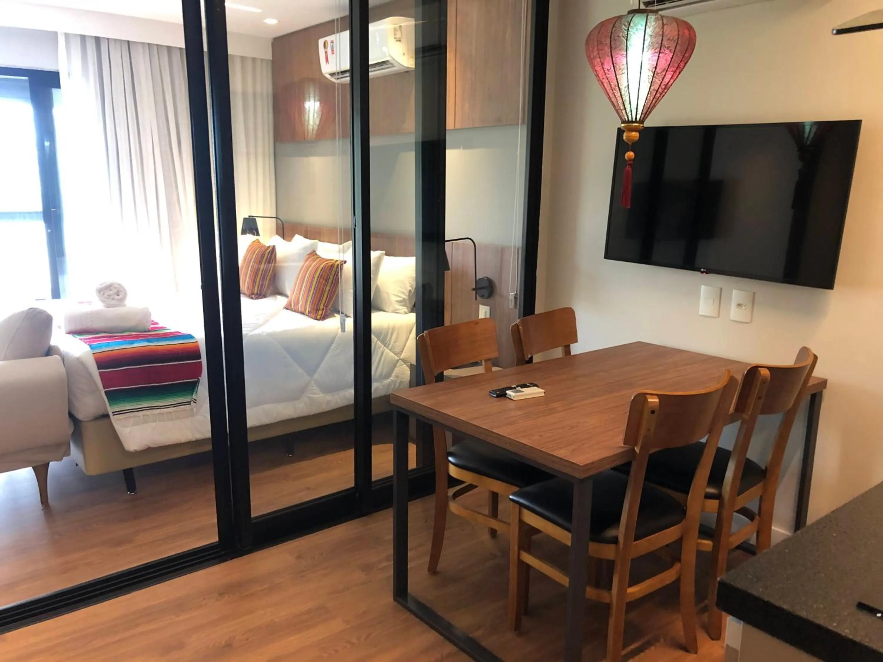 Communal lounge/ TV room, Bed in Quarto no Wanderlust Experience Hotel