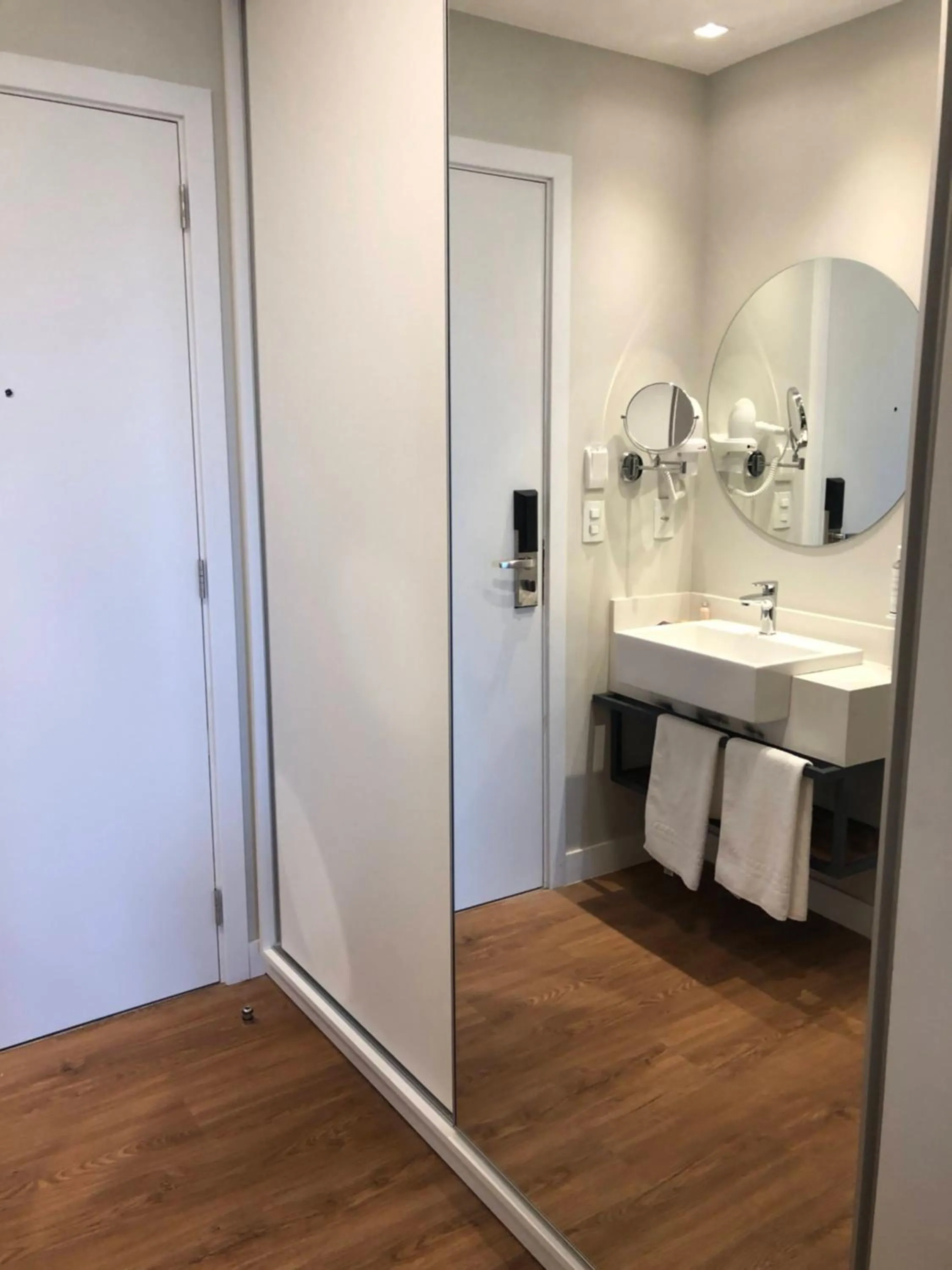 wardrobe in Quarto no Wanderlust Experience Hotel