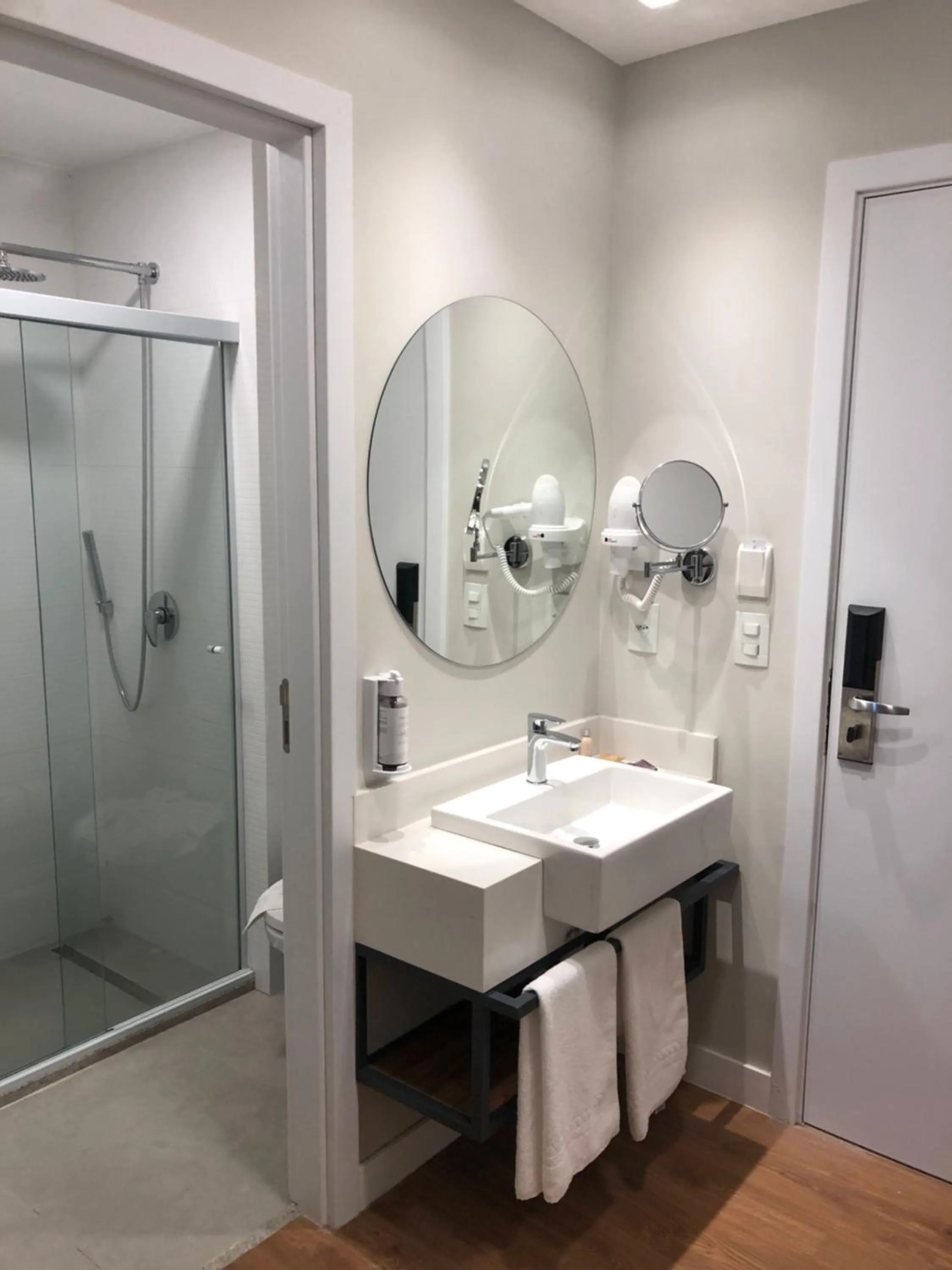 Shower in Quarto no Wanderlust Experience Hotel