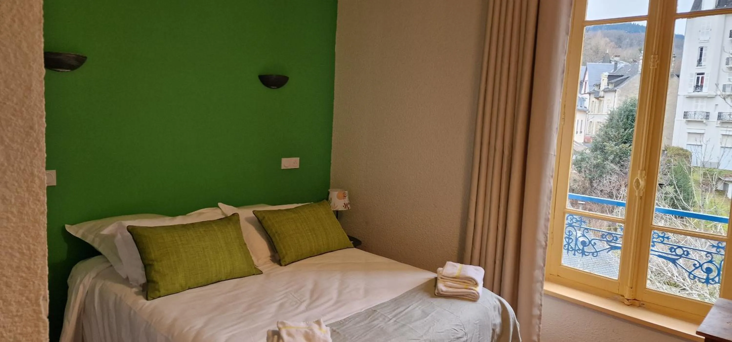 River view, Bed in Hotel ChezJeanne