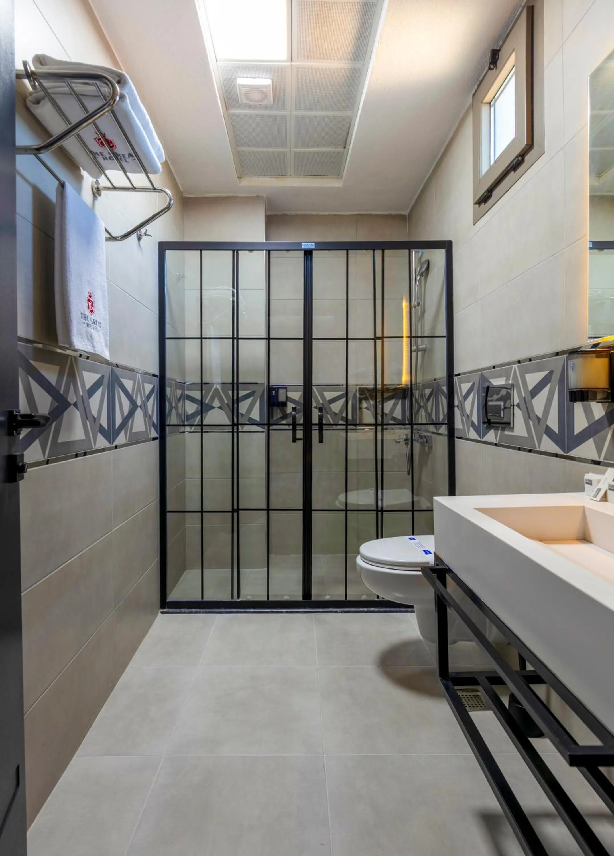 Shower in The Great Airport Hotel & Restaurant