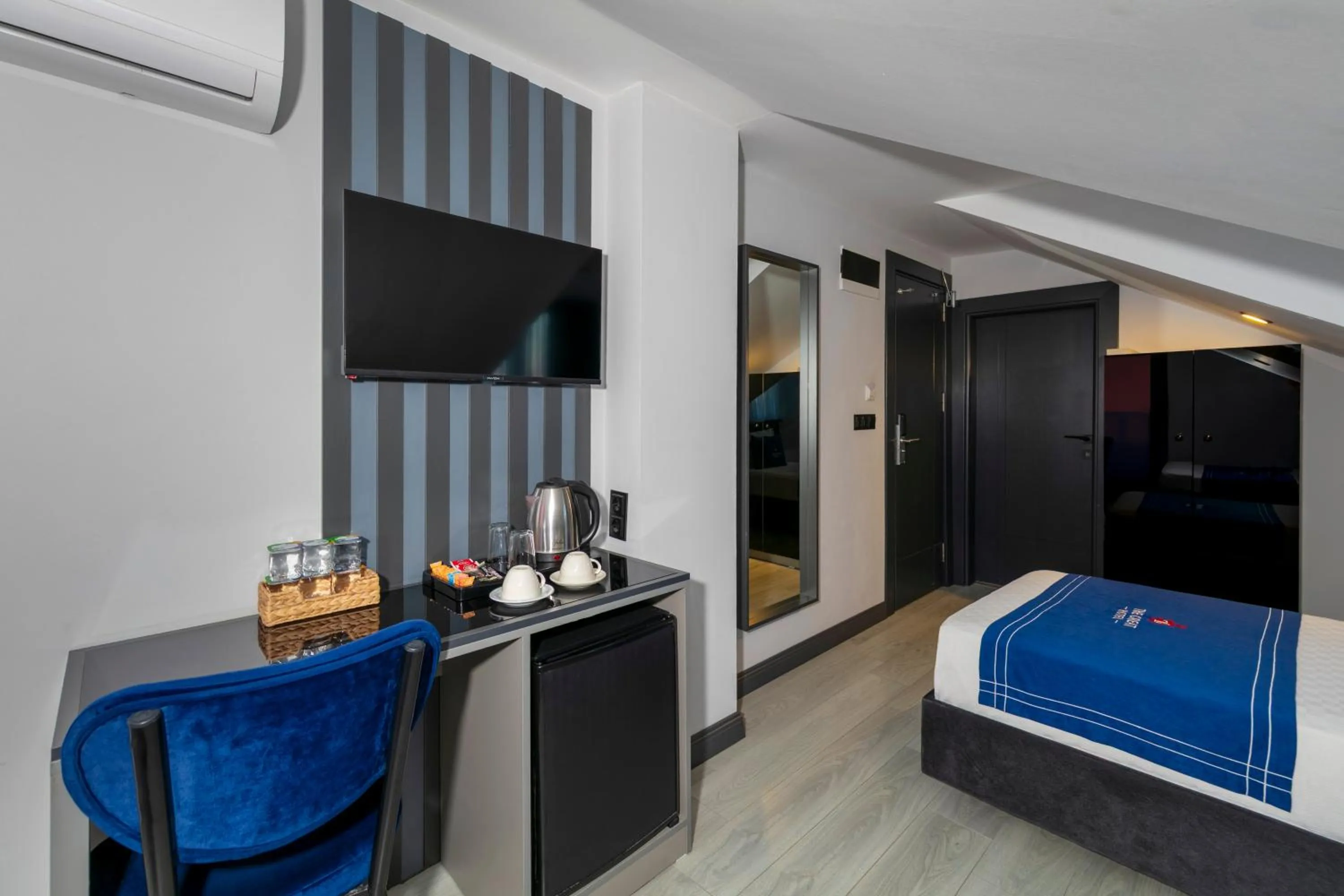 Communal lounge/ TV room, Bed in The Great Airport Hotel & Restaurant