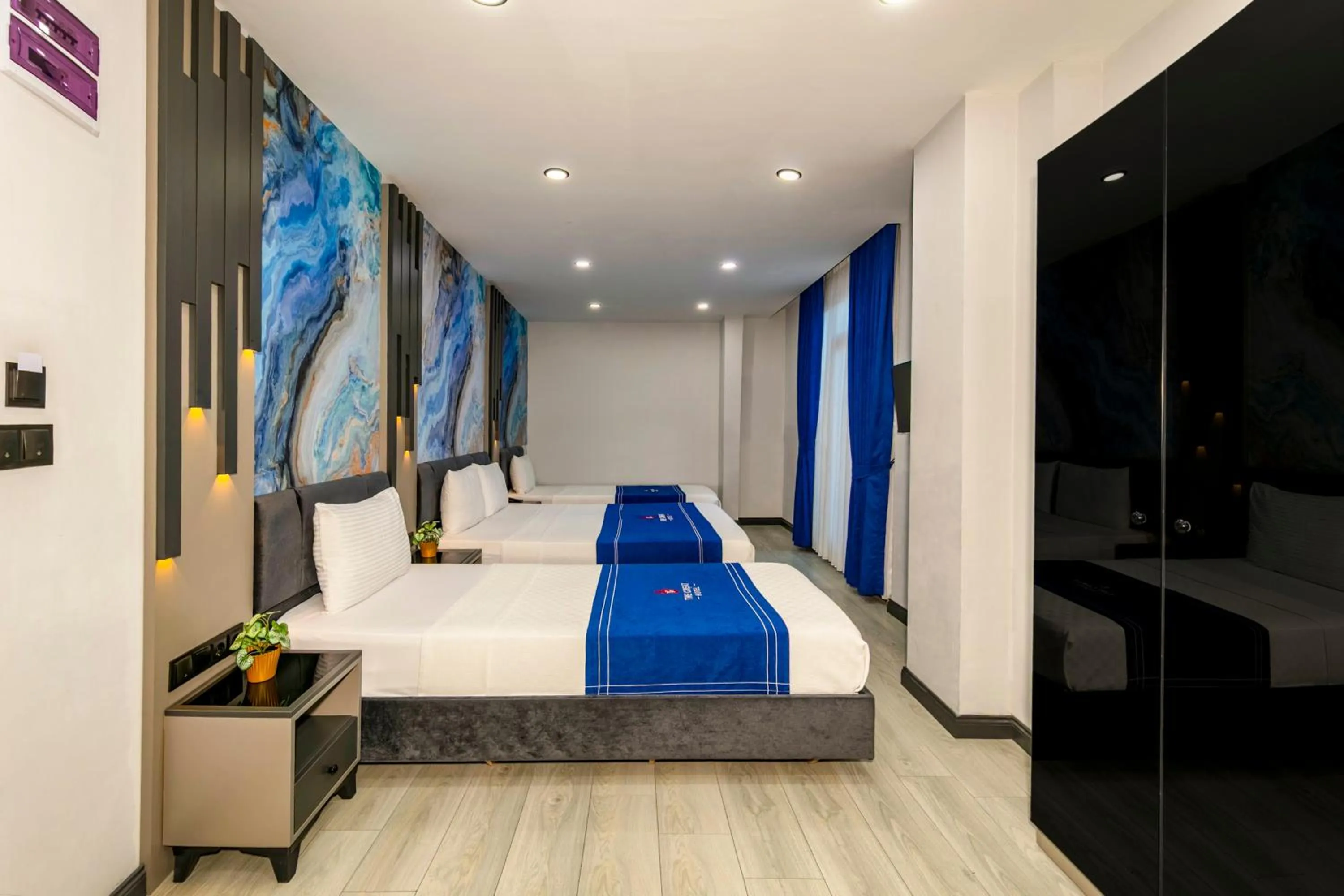 Communal lounge/ TV room in The Great Airport Hotel & Restaurant