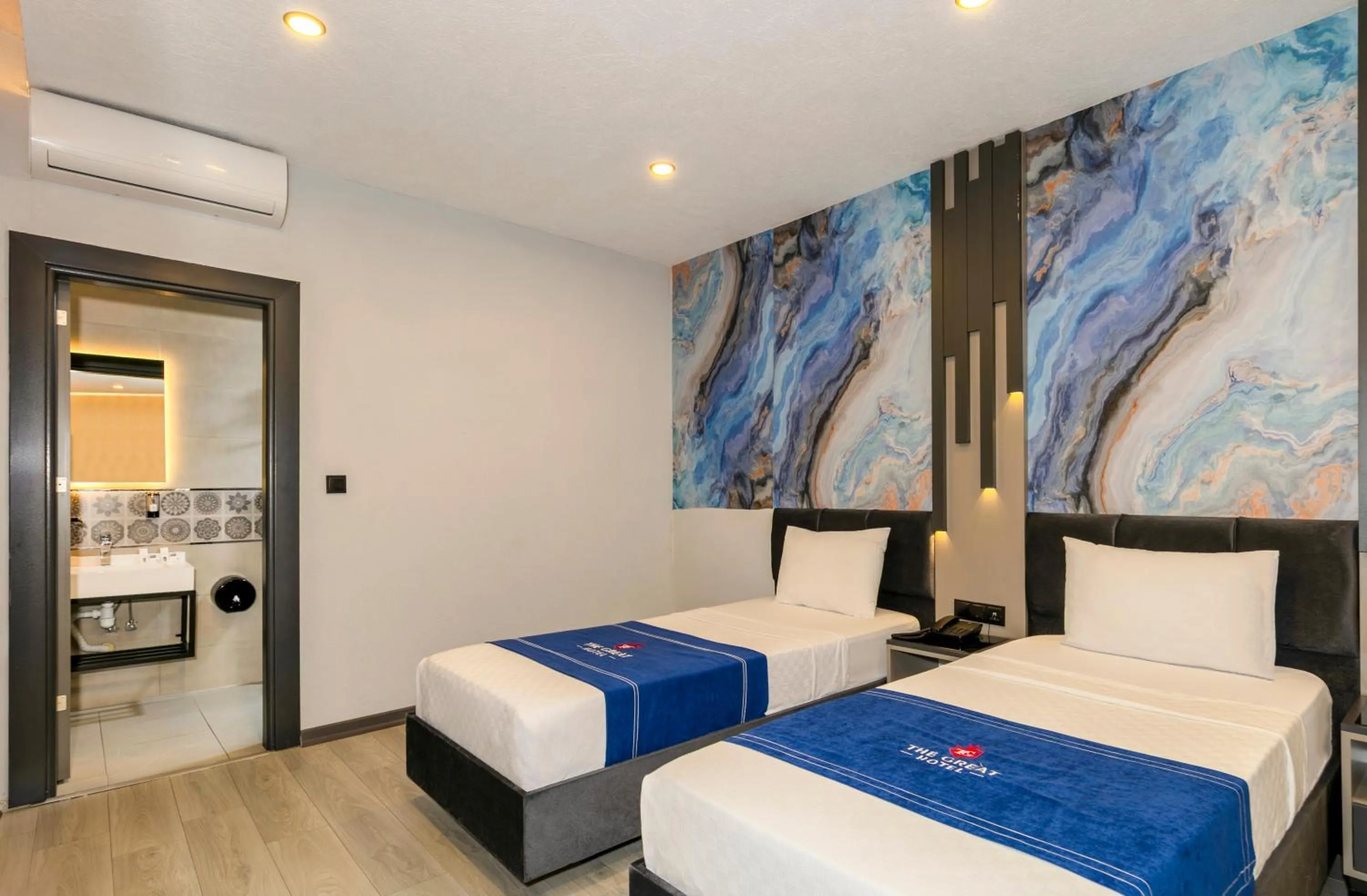 Bed in The Great Airport Hotel & Restaurant