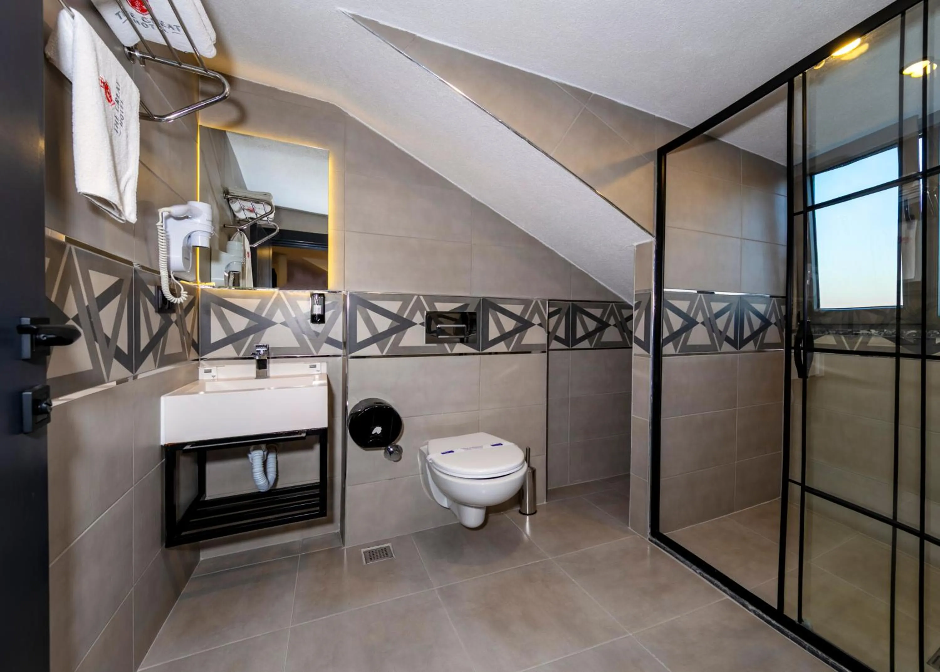 Shower in The Great Airport Hotel & Restaurant