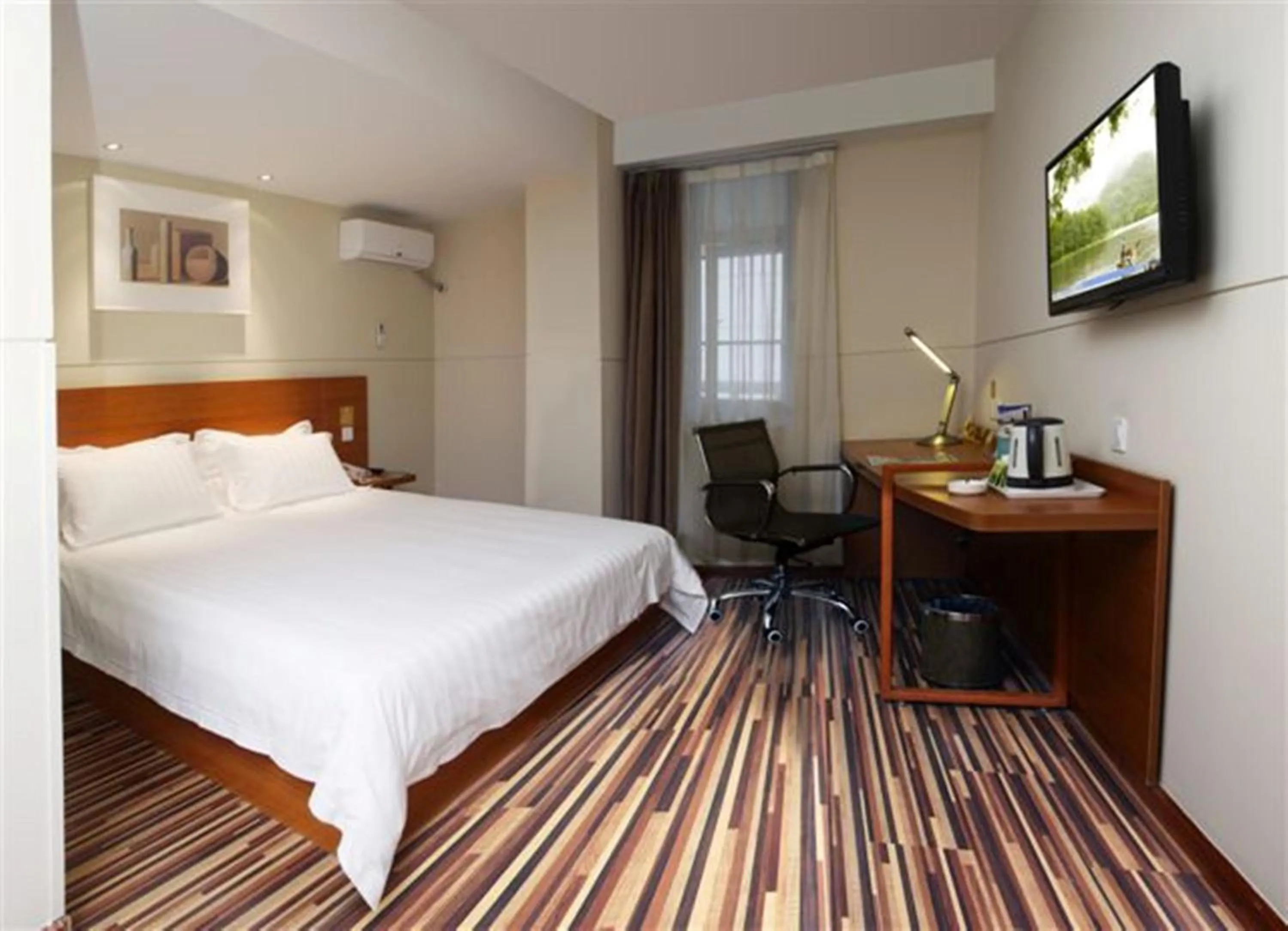 Photo of the whole room, TV/Entertainment Center in Jinjiang Inn Select Chengdu Shuangliu International Airport