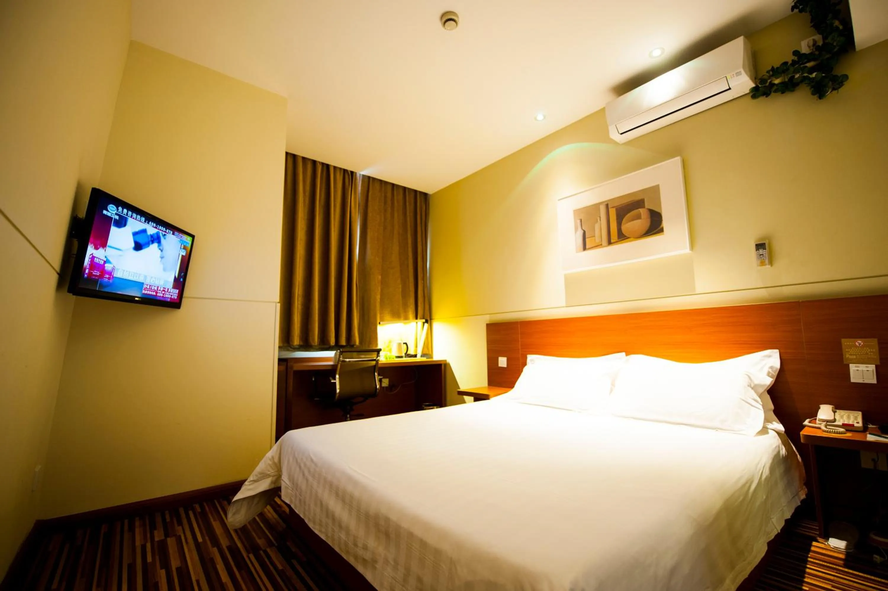 Bed, TV/Entertainment Center in Jinjiang Inn Select Chengdu Shuangliu International Airport