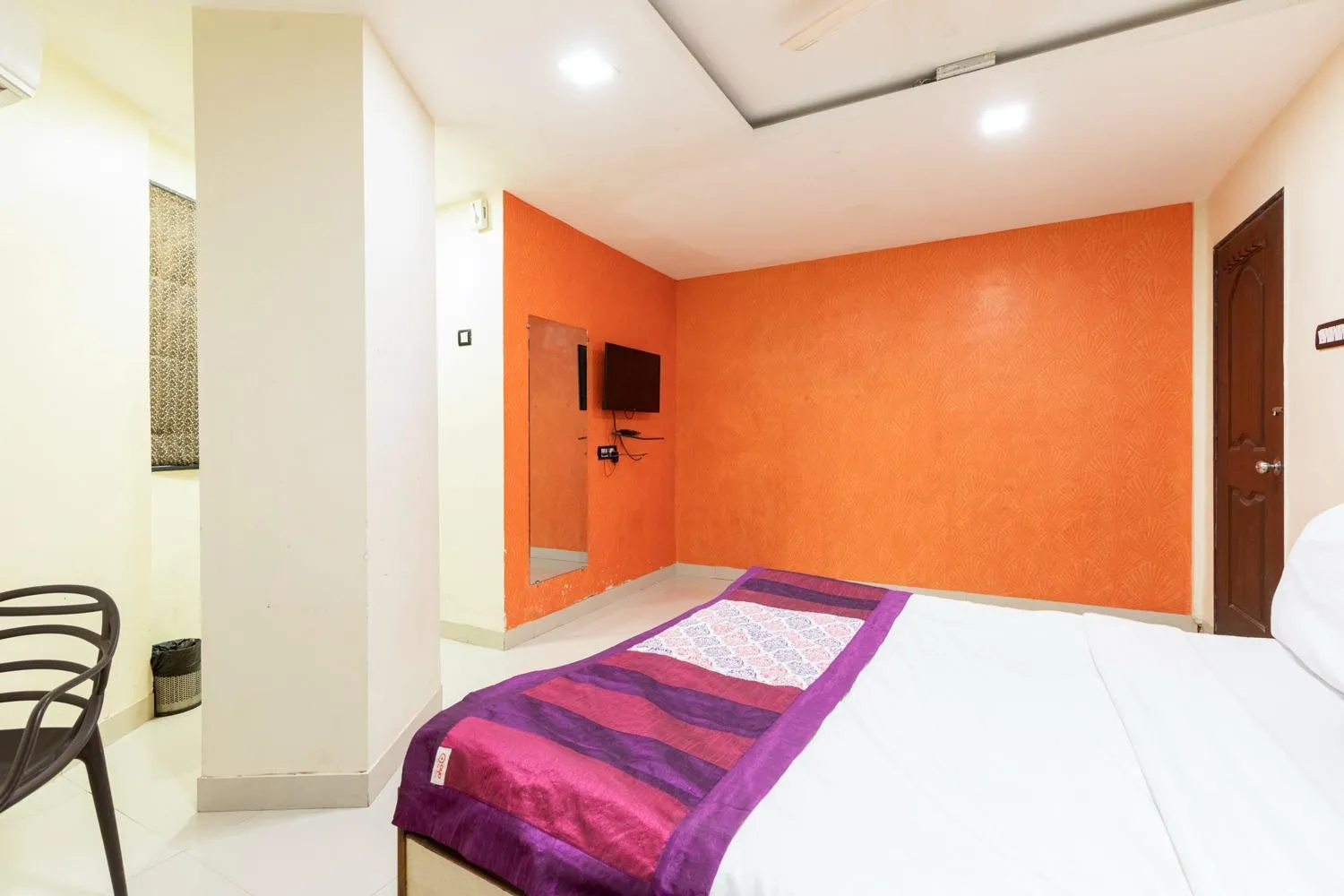 Bed in Hotel Girgaon Palace Near Chowpatty Beach