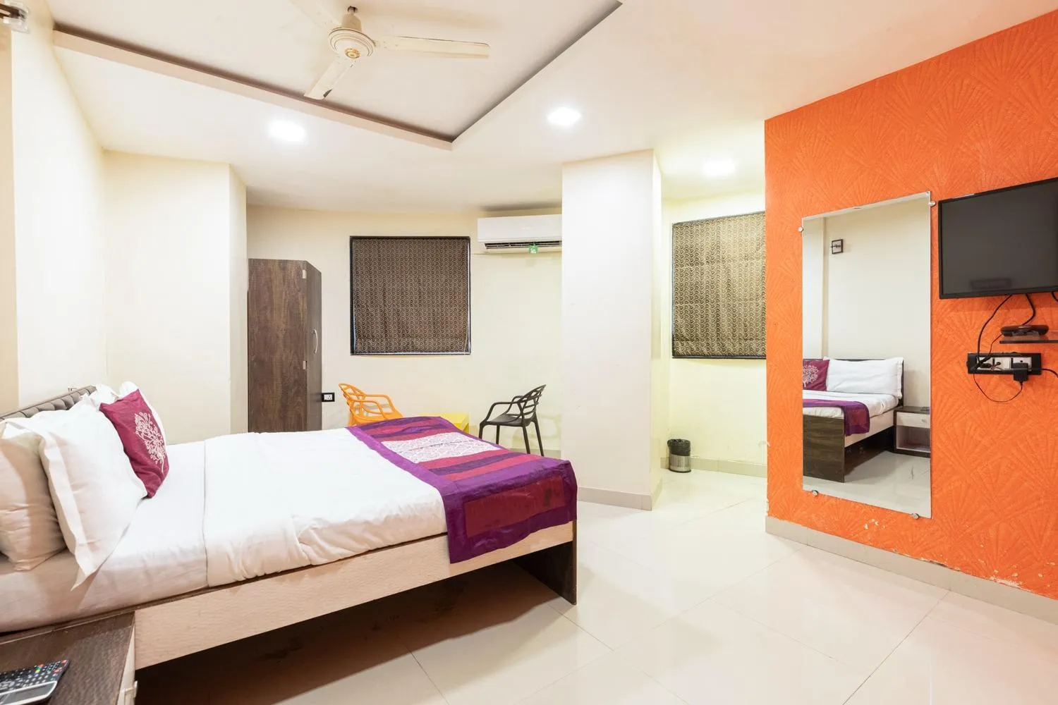 Bed in Hotel Girgaon Palace Near Chowpatty Beach