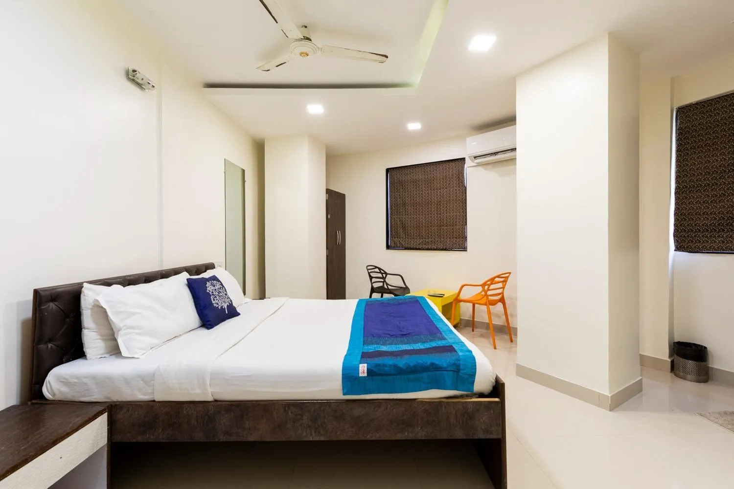 Bed in Hotel Girgaon Palace Near Chowpatty Beach