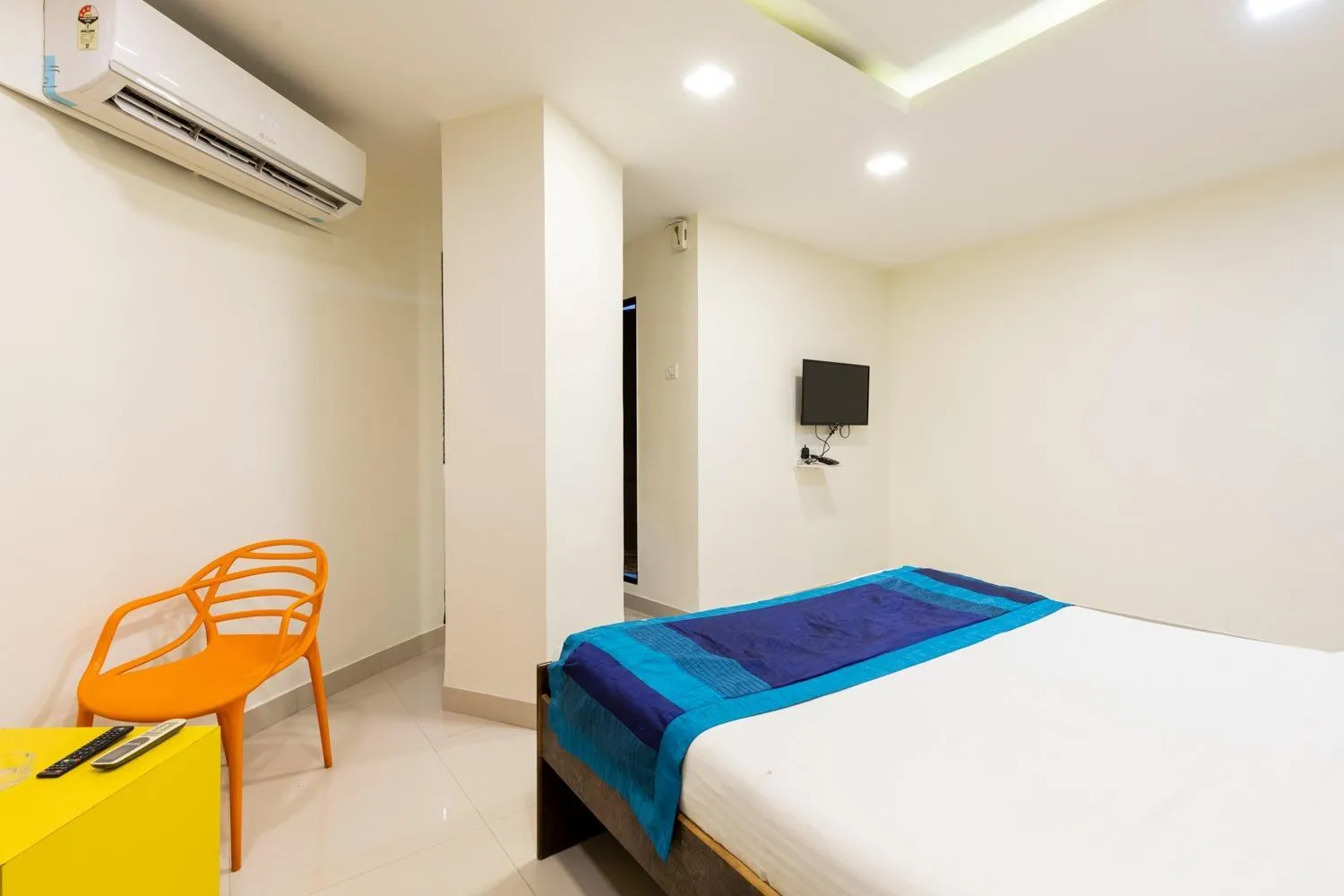 Bed in Hotel Girgaon Palace Near Chowpatty Beach