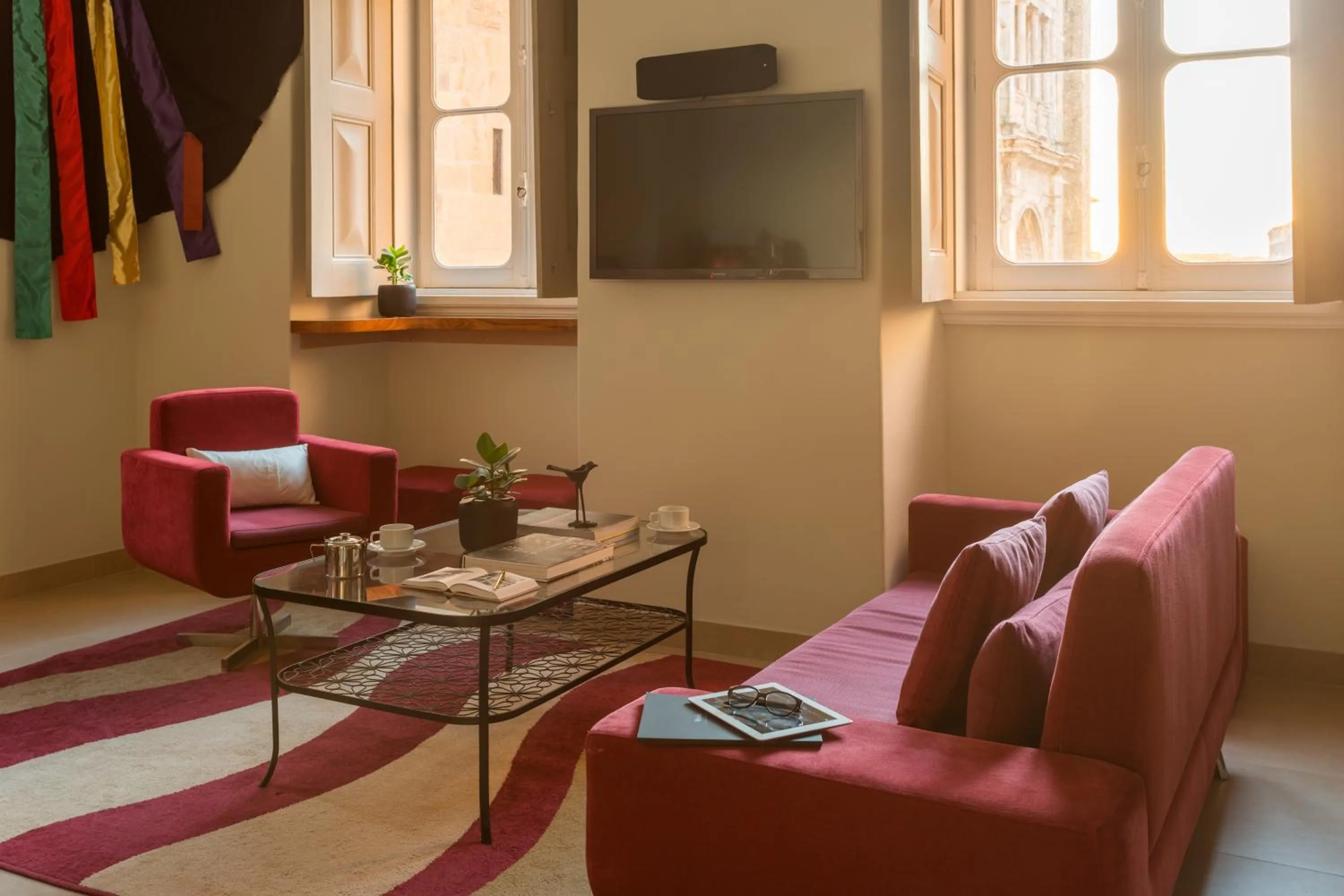 Communal lounge/ TV room in Serenata Hotel & Hostel Coimbra