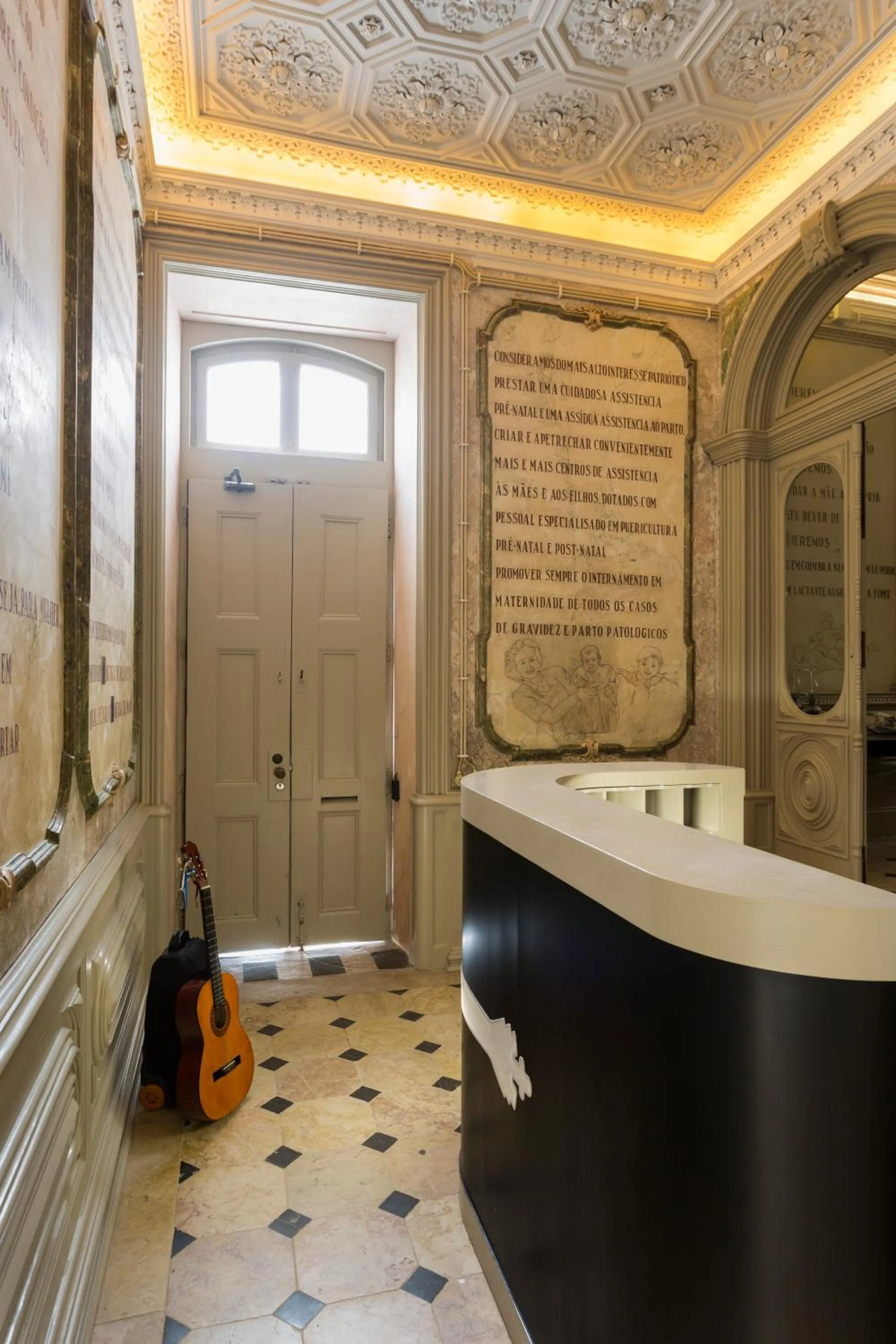 Lobby or reception in Serenata Hotel & Hostel Coimbra