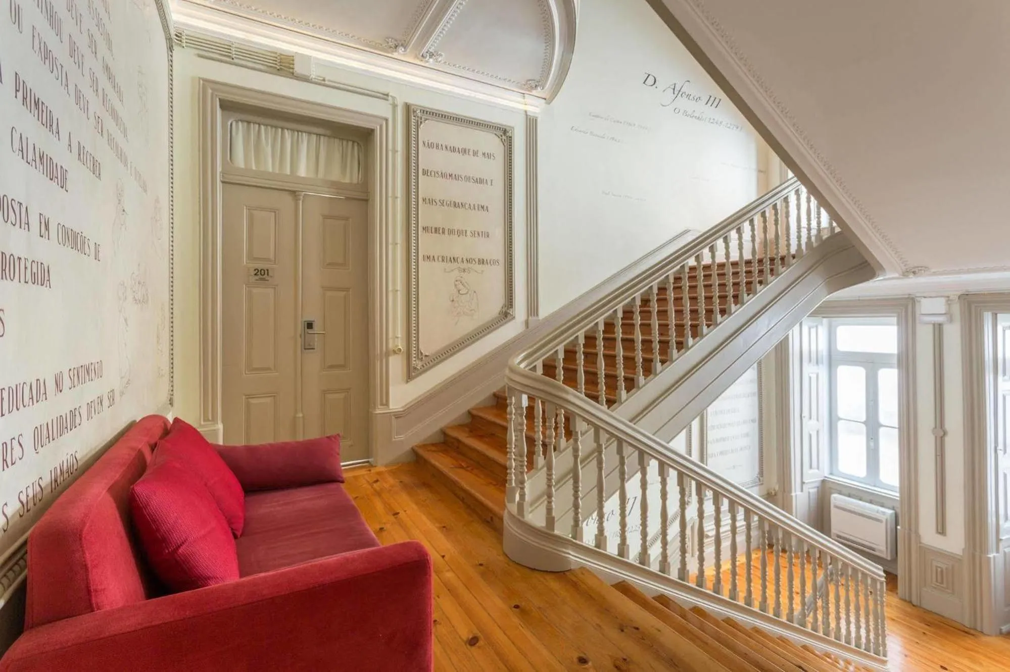 Property building in Serenata Hotel & Hostel Coimbra